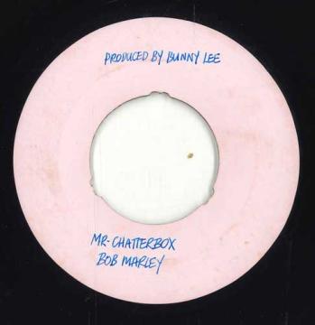 ・アーティスト Bob Marley / King Scratch, Striker Lee ・タイトル Mr. Chatterbox / Labrish ・レーベル・型番 Jackpot JPR7008 ・フォーマット 7インチレコード ・コンディション(盤) 良い (VG+) ・コンディション(ジャケット) ・コンディション(帯) オビなし ・特記事項 【EX-/NOC/A:blank 】 サンプル画像です。実際の商品の画像ではありません 商品写真はバーコード/カタログ番号に対応したサンプル画像ですので、お送りする商品の画像ではありません。帯やライナーなどの付属品は、特記事項に記載されている場合のみ含まれます。プロモやカラーレコードなどの仕様についても、該当する場合のみ特記事項に記載しています。 【ご購入前に必ずご確認ください】 ・本店サイト(www.recordcity.jp)とは価格、送料が違います ・本店サイト、その他支店のオーダーとは同梱発送できません ・注文確定後に別の注文を頂いた場合、注文同士の同梱は致しかねます。 ・別倉庫から発送しているため、店頭受け渡しは対応しておりません ・一部商品は他の通販サイトでも販売しているため、ご注文のタイミングによっては商品のご用意ができない場合がございます。 ・土日祝日はお休みです 金曜・祝前日9時以降のご連絡またはご入金は、返答または発送が週明け・祝日明けに順次対応となります。 ・ご購入後のキャンセル不可 ご購入後のキャンセルはいかなる理由においてもお受けできません。ご了承の上、ご購入くださいませ。 ・日本郵便(ゆうパック/ゆうメール)によるお届けになります。 ・中古品であることをご理解ください 当ストアでは中古商品を主に販売しております。中古品であることをご理解の上ご購入ください。また、一部商品はRecordCityオンラインストアで試聴可能です。 ・返品について お客様のご都合による返品は一切承っておりません。 表記の内容と実際の商品に相違がある場合、また針飛び等で返品・返金をご希望される場合は、商品の到着後1週間以内にご連絡ください。商品の返送をこちらで確認後、キャンセル・返金を行います。 コンディションVG以下の商品は返品できません。プレイに影響のない表面のこすれ傷、プレス起因のノイズ盤は返品の対象外です。 【コンディション表記】 ・ほぼ新品(M-)(Like New) 完全な新品。未使用。当店ではほぼ使用しません ・非常に良い(EX)(Excellent) 中古盤として美品な状態。わずかな経年を感じるものの傷みを感じさせない、当店基準で最高の状態 ・良い(VG+)(Very Good Plus) 丁寧に扱われた中古品で、軽い使用感がみられる。 ・可(VG)(Acceptable) 使い込まれた中古品で、「良い」よりもさらに使用感がみられる。 ・悪い(VG-)(Bad) 状態が悪いアイテム。使用の保障はなく、再生不可、針飛び、目立つノイズがあるかもしれない。状態によるクレーム不可。返品不可。 ・非常に悪い(G)(Very Bad) 「悪い」よりさらに状態が悪いアイテム。使用の保障はなく、再生不可、針飛び、目立つノイズがあるかもしれない。状態によるクレーム不可。返品不可。 ・ジャンク(Fair)(Junk/Fair) 割れている、反っている、水ダメージがある、カビ、ジャケットが分離している、ひどい書き込み、ひどい擦れなど最低の状態。使用の保障はなく、再生不可、針飛び、目立つノイズがあるかもしれない。状態によるクレーム不可。返品不可。 ・ジャンク(Poor)(Junk/Poor) 割れている、反っている、水ダメージがある、カビ、ジャケットが分離している、ひどい書き込み、ひどい擦れなど最低の状態。使用の保障はなく、再生不可、針飛び、目立つノイズがあるかもしれない。状態によるクレーム不可。返品不可。