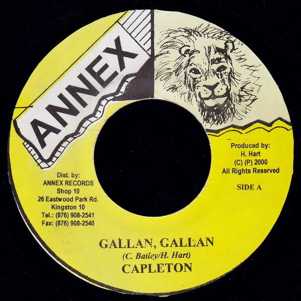 ・アーティスト Capleton ・タイトル Gallan, Gallan ・レーベル・型番 Annex NONE ・フォーマット 7インチレコード ・コンディション(盤) 良い (VG+) ・コンディション(ジャケット) ・コンディション(帯) オビなし ・特記事項 【EX-/SEW/ML/stain 】 サンプル画像です。実際の商品の画像ではありません 商品写真はバーコード/カタログ番号に対応したサンプル画像ですので、お送りする商品の画像ではありません。帯やライナーなどの付属品は、特記事項に記載されている場合のみ含まれます。プロモやカラーレコードなどの仕様についても、該当する場合のみ特記事項に記載しています。 【ご購入前に必ずご確認ください】 ・本店サイト(www.recordcity.jp)とは価格、送料が違います ・本店サイト、その他支店のオーダーとは同梱発送できません ・注文確定後に別の注文を頂いた場合、注文同士の同梱は致しかねます。 ・別倉庫から発送しているため、店頭受け渡しは対応しておりません ・一部商品は他の通販サイトでも販売しているため、ご注文のタイミングによっては商品のご用意ができない場合がございます。 ・土日祝日はお休みです 金曜・祝前日9時以降のご連絡またはご入金は、返答または発送が週明け・祝日明けに順次対応となります。 ・ご購入後のキャンセル不可 ご購入後のキャンセルはいかなる理由においてもお受けできません。ご了承の上、ご購入くださいませ。 ・日本郵便(ゆうパック/ゆうメール)によるお届けになります。 ・中古品であることをご理解ください 当ストアでは中古商品を主に販売しております。中古品であることをご理解の上ご購入ください。また、一部商品はRecordCityオンラインストアで試聴可能です。 ・返品について お客様のご都合による返品は一切承っておりません。 表記の内容と実際の商品に相違がある場合、また針飛び等で返品・返金をご希望される場合は、商品の到着後1週間以内にご連絡ください。商品の返送をこちらで確認後、キャンセル・返金を行います。 コンディションVG以下の商品は返品できません。プレイに影響のない表面のこすれ傷、プレス起因のノイズ盤は返品の対象外です。 【コンディション表記】 ・ほぼ新品(M-)(Like New) 完全な新品。未使用。当店ではほぼ使用しません ・非常に良い(EX)(Excellent) 中古盤として美品な状態。わずかな経年を感じるものの傷みを感じさせない、当店基準で最高の状態 ・良い(VG+)(Very Good Plus) 丁寧に扱われた中古品で、軽い使用感がみられる。 ・可(VG)(Acceptable) 使い込まれた中古品で、「良い」よりもさらに使用感がみられる。 ・悪い(VG-)(Bad) 状態が悪いアイテム。使用の保障はなく、再生不可、針飛び、目立つノイズがあるかもしれない。状態によるクレーム不可。返品不可。 ・非常に悪い(G)(Very Bad) 「悪い」よりさらに状態が悪いアイテム。使用の保障はなく、再生不可、針飛び、目立つノイズがあるかもしれない。状態によるクレーム不可。返品不可。 ・ジャンク(Fair)(Junk/Fair) 割れている、反っている、水ダメージがある、カビ、ジャケットが分離している、ひどい書き込み、ひどい擦れなど最低の状態。使用の保障はなく、再生不可、針飛び、目立つノイズがあるかもしれない。状態によるクレーム不可。返品不可。 ・ジャンク(Poor)(Junk/Poor) 割れている、反っている、水ダメージがある、カビ、ジャケットが分離している、ひどい書き込み、ひどい擦れなど最低の状態。使用の保障はなく、再生不可、針飛び、目立つノイズがあるかもしれない。状態によるクレーム不可。返品不可。