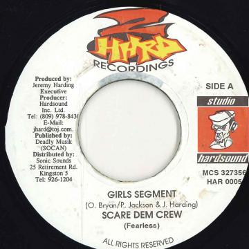 ・アーティスト Scare Dem Crew, Elephant Man & Harry Toddler ・タイトル Girls Segment ・レーベル・型番 2 Hard Recordings HAR0005 ・フォーマット 7インチレコード ・コンディション(盤) 良い (VG+) ・コンディション(ジャケット) ・コンディション(帯) オビなし ・特記事項 【EX-/SEW/SLD/stain 】 サンプル画像です。実際の商品の画像ではありません 商品写真はバーコード/カタログ番号に対応したサンプル画像ですので、お送りする商品の画像ではありません。帯やライナーなどの付属品は、特記事項に記載されている場合のみ含まれます。プロモやカラーレコードなどの仕様についても、該当する場合のみ特記事項に記載しています。 【ご購入前に必ずご確認ください】 ・本店サイト(www.recordcity.jp)とは価格、送料が違います ・本店サイト、その他支店のオーダーとは同梱発送できません ・注文確定後に別の注文を頂いた場合、注文同士の同梱は致しかねます。 ・別倉庫から発送しているため、店頭受け渡しは対応しておりません ・一部商品は他の通販サイトでも販売しているため、ご注文のタイミングによっては商品のご用意ができない場合がございます。 ・土日祝日はお休みです 金曜・祝前日9時以降のご連絡またはご入金は、返答または発送が週明け・祝日明けに順次対応となります。 ・ご購入後のキャンセル不可 ご購入後のキャンセルはいかなる理由においてもお受けできません。ご了承の上、ご購入くださいませ。 ・日本郵便(ゆうパック/ゆうメール)によるお届けになります。 ・中古品であることをご理解ください 当ストアでは中古商品を主に販売しております。中古品であることをご理解の上ご購入ください。また、一部商品はRecordCityオンラインストアで試聴可能です。 ・返品について お客様のご都合による返品は一切承っておりません。 表記の内容と実際の商品に相違がある場合、また針飛び等で返品・返金をご希望される場合は、商品の到着後1週間以内にご連絡ください。商品の返送をこちらで確認後、キャンセル・返金を行います。 コンディションVG以下の商品は返品できません。プレイに影響のない表面のこすれ傷、プレス起因のノイズ盤は返品の対象外です。 【コンディション表記】 ・ほぼ新品(M-)(Like New) 完全な新品。未使用。当店ではほぼ使用しません ・非常に良い(EX)(Excellent) 中古盤として美品な状態。わずかな経年を感じるものの傷みを感じさせない、当店基準で最高の状態 ・良い(VG+)(Very Good Plus) 丁寧に扱われた中古品で、軽い使用感がみられる。 ・可(VG)(Acceptable) 使い込まれた中古品で、「良い」よりもさらに使用感がみられる。 ・悪い(VG-)(Bad) 状態が悪いアイテム。使用の保障はなく、再生不可、針飛び、目立つノイズがあるかもしれない。状態によるクレーム不可。返品不可。 ・非常に悪い(G)(Very Bad) 「悪い」よりさらに状態が悪いアイテム。使用の保障はなく、再生不可、針飛び、目立つノイズがあるかもしれない。状態によるクレーム不可。返品不可。 ・ジャンク(Fair)(Junk/Fair) 割れている、反っている、水ダメージがある、カビ、ジャケットが分離している、ひどい書き込み、ひどい擦れなど最低の状態。使用の保障はなく、再生不可、針飛び、目立つノイズがあるかもしれない。状態によるクレーム不可。返品不可。 ・ジャンク(Poor)(Junk/Poor) 割れている、反っている、水ダメージがある、カビ、ジャケットが分離している、ひどい書き込み、ひどい擦れなど最低の状態。使用の保障はなく、再生不可、針飛び、目立つノイズがあるかもしれない。状態によるクレーム不可。返品不可。