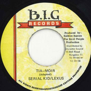 ・アーティスト Serial Kid, Lexxus ・タイトル Tia-Moir ・レーベル・型番 B.I.G. Records NONE ・フォーマット 7インチレコード ・コンディション(盤) 非常に良い(EX) ・コンディション(ジャケット) ・コンディション(帯) オビなし ・特記事項 【EX/SEW/stain 】 サンプル画像です。実際の商品の画像ではありません 商品写真はバーコード/カタログ番号に対応したサンプル画像ですので、お送りする商品の画像ではありません。帯やライナーなどの付属品は、特記事項に記載されている場合のみ含まれます。プロモやカラーレコードなどの仕様についても、該当する場合のみ特記事項に記載しています。 【ご購入前に必ずご確認ください】 ・本店サイト(www.recordcity.jp)とは価格、送料が違います ・本店サイト、その他支店のオーダーとは同梱発送できません ・注文確定後に別の注文を頂いた場合、注文同士の同梱は致しかねます。 ・別倉庫から発送しているため、店頭受け渡しは対応しておりません ・一部商品は他の通販サイトでも販売しているため、ご注文のタイミングによっては商品のご用意ができない場合がございます。 ・土日祝日はお休みです 金曜・祝前日9時以降のご連絡またはご入金は、返答または発送が週明け・祝日明けに順次対応となります。 ・ご購入後のキャンセル不可 ご購入後のキャンセルはいかなる理由においてもお受けできません。ご了承の上、ご購入くださいませ。 ・日本郵便(ゆうパック/ゆうメール)によるお届けになります。 ・中古品であることをご理解ください 当ストアでは中古商品を主に販売しております。中古品であることをご理解の上ご購入ください。また、一部商品はRecordCityオンラインストアで試聴可能です。 ・返品について お客様のご都合による返品は一切承っておりません。 表記の内容と実際の商品に相違がある場合、また針飛び等で返品・返金をご希望される場合は、商品の到着後1週間以内にご連絡ください。商品の返送をこちらで確認後、キャンセル・返金を行います。 コンディションVG以下の商品は返品できません。プレイに影響のない表面のこすれ傷、プレス起因のノイズ盤は返品の対象外です。 【コンディション表記】 ・ほぼ新品(M-)(Like New) 完全な新品。未使用。当店ではほぼ使用しません ・非常に良い(EX)(Excellent) 中古盤として美品な状態。わずかな経年を感じるものの傷みを感じさせない、当店基準で最高の状態 ・良い(VG+)(Very Good Plus) 丁寧に扱われた中古品で、軽い使用感がみられる。 ・可(VG)(Acceptable) 使い込まれた中古品で、「良い」よりもさらに使用感がみられる。 ・悪い(VG-)(Bad) 状態が悪いアイテム。使用の保障はなく、再生不可、針飛び、目立つノイズがあるかもしれない。状態によるクレーム不可。返品不可。 ・非常に悪い(G)(Very Bad) 「悪い」よりさらに状態が悪いアイテム。使用の保障はなく、再生不可、針飛び、目立つノイズがあるかもしれない。状態によるクレーム不可。返品不可。 ・ジャンク(Fair)(Junk/Fair) 割れている、反っている、水ダメージがある、カビ、ジャケットが分離している、ひどい書き込み、ひどい擦れなど最低の状態。使用の保障はなく、再生不可、針飛び、目立つノイズがあるかもしれない。状態によるクレーム不可。返品不可。 ・ジャンク(Poor)(Junk/Poor) 割れている、反っている、水ダメージがある、カビ、ジャケットが分離している、ひどい書き込み、ひどい擦れなど最低の状態。使用の保障はなく、再生不可、針飛び、目立つノイズがあるかもしれない。状態によるクレーム不可。返品不可。