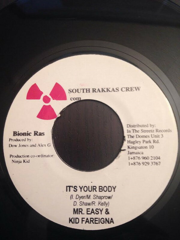 ・アーティスト Mr. Easy & Kid Fareigna, Jahzay & Sanky ・タイトル It's Your Body / Pony ・レーベル・型番 South Rakkas Crew NONE ・フォーマット 7インチレコード ・コンディション(盤) 良い (VG+) ・コンディション(ジャケット) ・コンディション(帯) オビなし ・特記事項 【EX-/SEW/stain 】 サンプル画像です。実際の商品の画像ではありません 商品写真はバーコード/カタログ番号に対応したサンプル画像ですので、お送りする商品の画像ではありません。帯やライナーなどの付属品は、特記事項に記載されている場合のみ含まれます。プロモやカラーレコードなどの仕様についても、該当する場合のみ特記事項に記載しています。 【ご購入前に必ずご確認ください】 ・本店サイト(www.recordcity.jp)とは価格、送料が違います ・本店サイト、その他支店のオーダーとは同梱発送できません ・注文確定後に別の注文を頂いた場合、注文同士の同梱は致しかねます。 ・別倉庫から発送しているため、店頭受け渡しは対応しておりません ・一部商品は他の通販サイトでも販売しているため、ご注文のタイミングによっては商品のご用意ができない場合がございます。 ・土日祝日はお休みです 金曜・祝前日9時以降のご連絡またはご入金は、返答または発送が週明け・祝日明けに順次対応となります。 ・ご購入後のキャンセル不可 ご購入後のキャンセルはいかなる理由においてもお受けできません。ご了承の上、ご購入くださいませ。 ・日本郵便(ゆうパック/ゆうメール)によるお届けになります。 ・中古品であることをご理解ください 当ストアでは中古商品を主に販売しております。中古品であることをご理解の上ご購入ください。また、一部商品はRecordCityオンラインストアで試聴可能です。 ・返品について お客様のご都合による返品は一切承っておりません。 表記の内容と実際の商品に相違がある場合、また針飛び等で返品・返金をご希望される場合は、商品の到着後1週間以内にご連絡ください。商品の返送をこちらで確認後、キャンセル・返金を行います。 コンディションVG以下の商品は返品できません。プレイに影響のない表面のこすれ傷、プレス起因のノイズ盤は返品の対象外です。 【コンディション表記】 ・ほぼ新品(M-)(Like New) 完全な新品。未使用。当店ではほぼ使用しません ・非常に良い(EX)(Excellent) 中古盤として美品な状態。わずかな経年を感じるものの傷みを感じさせない、当店基準で最高の状態 ・良い(VG+)(Very Good Plus) 丁寧に扱われた中古品で、軽い使用感がみられる。 ・可(VG)(Acceptable) 使い込まれた中古品で、「良い」よりもさらに使用感がみられる。 ・悪い(VG-)(Bad) 状態が悪いアイテム。使用の保障はなく、再生不可、針飛び、目立つノイズがあるかもしれない。状態によるクレーム不可。返品不可。 ・非常に悪い(G)(Very Bad) 「悪い」よりさらに状態が悪いアイテム。使用の保障はなく、再生不可、針飛び、目立つノイズがあるかもしれない。状態によるクレーム不可。返品不可。 ・ジャンク(Fair)(Junk/Fair) 割れている、反っている、水ダメージがある、カビ、ジャケットが分離している、ひどい書き込み、ひどい擦れなど最低の状態。使用の保障はなく、再生不可、針飛び、目立つノイズがあるかもしれない。状態によるクレーム不可。返品不可。 ・ジャンク(Poor)(Junk/Poor) 割れている、反っている、水ダメージがある、カビ、ジャケットが分離している、ひどい書き込み、ひどい擦れなど最低の状態。使用の保障はなく、再生不可、針飛び、目立つノイズがあるかもしれない。状態によるクレーム不可。返品不可。