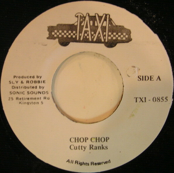 ・アーティスト Cutty Ranks ・タイトル Chop Chop ・レーベル・型番 Taxi TXI0855 ・フォーマット 7インチレコード ・コンディション(盤) 良い (VG+) ・コンディション(ジャケット) プレインカバー（元ジャケット／カバー無し） ・コンディション(帯) オビなし ・特記事項 サンプル画像です。実際の商品の画像ではありません 商品写真はバーコード/カタログ番号に対応したサンプル画像ですので、お送りする商品の画像ではありません。帯やライナーなどの付属品は、特記事項に記載されている場合のみ含まれます。プロモやカラーレコードなどの仕様についても、該当する場合のみ特記事項に記載しています。 【ご購入前に必ずご確認ください】 ・本店サイト(www.recordcity.jp)とは価格、送料が違います ・本店サイト、その他支店のオーダーとは同梱発送できません ・注文確定後に別の注文を頂いた場合、注文同士の同梱は致しかねます。 ・別倉庫から発送しているため、店頭受け渡しは対応しておりません ・一部商品は他の通販サイトでも販売しているため、ご注文のタイミングによっては商品のご用意ができない場合がございます。 ・土日祝日はお休みです 金曜・祝前日9時以降のご連絡またはご入金は、返答または発送が週明け・祝日明けに順次対応となります。 ・ご購入後のキャンセル不可 ご購入後のキャンセルはいかなる理由においてもお受けできません。ご了承の上、ご購入くださいませ。 ・日本郵便(ゆうパック/ゆうメール)によるお届けになります。 ・中古品であることをご理解ください 当ストアでは中古商品を主に販売しております。中古品であることをご理解の上ご購入ください。また、一部商品はRecordCityオンラインストアで試聴可能です。 ・返品について お客様のご都合による返品は一切承っておりません。 表記の内容と実際の商品に相違がある場合、また針飛び等で返品・返金をご希望される場合は、商品の到着後1週間以内にご連絡ください。商品の返送をこちらで確認後、キャンセル・返金を行います。 コンディションVG以下の商品は返品できません。プレイに影響のない表面のこすれ傷、プレス起因のノイズ盤は返品の対象外です。 【コンディション表記】 ・ほぼ新品(M-)(Like New) 完全な新品。未使用。当店ではほぼ使用しません ・非常に良い(EX)(Excellent) 中古盤として美品な状態。わずかな経年を感じるものの傷みを感じさせない、当店基準で最高の状態 ・良い(VG+)(Very Good Plus) 丁寧に扱われた中古品で、軽い使用感がみられる。 ・可(VG)(Acceptable) 使い込まれた中古品で、「良い」よりもさらに使用感がみられる。 ・悪い(VG-)(Bad) 状態が悪いアイテム。使用の保障はなく、再生不可、針飛び、目立つノイズがあるかもしれない。状態によるクレーム不可。返品不可。 ・非常に悪い(G)(Very Bad) 「悪い」よりさらに状態が悪いアイテム。使用の保障はなく、再生不可、針飛び、目立つノイズがあるかもしれない。状態によるクレーム不可。返品不可。 ・ジャンク(Fair)(Junk/Fair) 割れている、反っている、水ダメージがある、カビ、ジャケットが分離している、ひどい書き込み、ひどい擦れなど最低の状態。使用の保障はなく、再生不可、針飛び、目立つノイズがあるかもしれない。状態によるクレーム不可。返品不可。 ・ジャンク(Poor)(Junk/Poor) 割れている、反っている、水ダメージがある、カビ、ジャケットが分離している、ひどい書き込み、ひどい擦れなど最低の状態。使用の保障はなく、再生不可、針飛び、目立つノイズがあるかもしれない。状態によるクレーム不可。返品不可。
