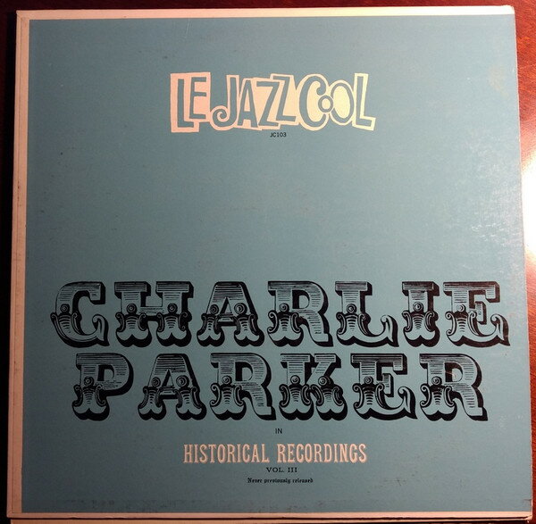 ・アーティスト Charlie Parker ・タイトル Le Jazz Cool, Historical Recordings, Vol. 3 ・レーベル・型番 LE JAZZ COOL JC103 ・フォーマット LPレコード ・コンディション(盤) 可 (VG) ・コンディション(ジャケット) 可 (VG) ・コンディション(帯) オビなし ・特記事項 【カバーに目立つ染み】【盤に浅い跡】【盤に薄い跡】 サンプル画像です。実際の商品の画像ではありません 商品写真はバーコード/カタログ番号に対応したサンプル画像ですので、お送りする商品の画像ではありません。帯やライナーなどの付属品は、特記事項に記載されている場合のみ含まれます。プロモやカラーレコードなどの仕様についても、該当する場合のみ特記事項に記載しています。 【ご購入前に必ずご確認ください】 ・本店サイト(www.recordcity.jp)とは価格、送料が違います ・本店サイト、その他支店のオーダーとは同梱発送できません ・注文確定後に別の注文を頂いた場合、注文同士の同梱は致しかねます。 ・別倉庫から発送しているため、店頭受け渡しは対応しておりません ・一部商品は他の通販サイトでも販売しているため、ご注文のタイミングによっては商品のご用意ができない場合がございます。 ・土日祝日はお休みです 金曜・祝前日9時以降のご連絡またはご入金は、返答または発送が週明け・祝日明けに順次対応となります。 ・ご購入後のキャンセル不可 ご購入後のキャンセルはいかなる理由においてもお受けできません。ご了承の上、ご購入くださいませ。 ・日本郵便(ゆうパック/ゆうメール)によるお届けになります。 ・中古品であることをご理解ください 当ストアでは中古商品を主に販売しております。中古品であることをご理解の上ご購入ください。また、一部商品はRecordCityオンラインストアで試聴可能です。 ・返品について お客様のご都合による返品は一切承っておりません。 表記の内容と実際の商品に相違がある場合、また針飛び等で返品・返金をご希望される場合は、商品の到着後1週間以内にご連絡ください。商品の返送をこちらで確認後、キャンセル・返金を行います。 コンディションVG以下の商品は返品できません。プレイに影響のない表面のこすれ傷、プレス起因のノイズ盤は返品の対象外です。 【コンディション表記】 ・ほぼ新品(M-)(Like New) 完全な新品。未使用。当店ではほぼ使用しません ・非常に良い(EX)(Excellent) 中古盤として美品な状態。わずかな経年を感じるものの傷みを感じさせない、当店基準で最高の状態 ・良い(VG+)(Very Good Plus) 丁寧に扱われた中古品で、軽い使用感がみられる。 ・可(VG)(Acceptable) 使い込まれた中古品で、「良い」よりもさらに使用感がみられる。 ・悪い(VG-)(Bad) 状態が悪いアイテム。使用の保障はなく、再生不可、針飛び、目立つノイズがあるかもしれない。状態によるクレーム不可。返品不可。 ・非常に悪い(G)(Very Bad) 「悪い」よりさらに状態が悪いアイテム。使用の保障はなく、再生不可、針飛び、目立つノイズがあるかもしれない。状態によるクレーム不可。返品不可。 ・ジャンク(Fair)(Junk/Fair) 割れている、反っている、水ダメージがある、カビ、ジャケットが分離している、ひどい書き込み、ひどい擦れなど最低の状態。使用の保障はなく、再生不可、針飛び、目立つノイズがあるかもしれない。状態によるクレーム不可。返品不可。 ・ジャンク(Poor)(Junk/Poor) 割れている、反っている、水ダメージがある、カビ、ジャケットが分離している、ひどい書き込み、ひどい擦れなど最低の状態。使用の保障はなく、再生不可、針飛び、目立つノイズがあるかもしれない。状態によるクレーム不可。返品不可。