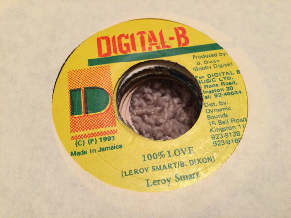 ・アーティスト Leroy Smart ・タイトル 100% Love ・レーベル・型番 Digital-B NONE ・フォーマット 7インチレコード ・コンディション(盤) 良い (VG+) ・コンディション(ジャケット) ・コンディション(帯) オビなし ・特記事項 【盤に薄い跡】【盤に短いヘアライン】【レーベルに書き込み】 サンプル画像です。実際の商品の画像ではありません 商品写真はバーコード/カタログ番号に対応したサンプル画像ですので、お送りする商品の画像ではありません。帯やライナーなどの付属品は、特記事項に記載されている場合のみ含まれます。プロモやカラーレコードなどの仕様についても、該当する場合のみ特記事項に記載しています。 【ご購入前に必ずご確認ください】 ・本店サイト(www.recordcity.jp)とは価格、送料が違います ・本店サイト、その他支店のオーダーとは同梱発送できません ・注文確定後に別の注文を頂いた場合、注文同士の同梱は致しかねます。 ・別倉庫から発送しているため、店頭受け渡しは対応しておりません ・一部商品は他の通販サイトでも販売しているため、ご注文のタイミングによっては商品のご用意ができない場合がございます。 ・土日祝日はお休みです 金曜・祝前日9時以降のご連絡またはご入金は、返答または発送が週明け・祝日明けに順次対応となります。 ・ご購入後のキャンセル不可 ご購入後のキャンセルはいかなる理由においてもお受けできません。ご了承の上、ご購入くださいませ。 ・日本郵便(ゆうパック/ゆうメール)によるお届けになります。 ・中古品であることをご理解ください 当ストアでは中古商品を主に販売しております。中古品であることをご理解の上ご購入ください。また、一部商品はRecordCityオンラインストアで試聴可能です。 ・返品について お客様のご都合による返品は一切承っておりません。 表記の内容と実際の商品に相違がある場合、また針飛び等で返品・返金をご希望される場合は、商品の到着後1週間以内にご連絡ください。商品の返送をこちらで確認後、キャンセル・返金を行います。 コンディションVG以下の商品は返品できません。プレイに影響のない表面のこすれ傷、プレス起因のノイズ盤は返品の対象外です。 【コンディション表記】 ・ほぼ新品(M-)(Like New) 完全な新品。未使用。当店ではほぼ使用しません ・非常に良い(EX)(Excellent) 中古盤として美品な状態。わずかな経年を感じるものの傷みを感じさせない、当店基準で最高の状態 ・良い(VG+)(Very Good Plus) 丁寧に扱われた中古品で、軽い使用感がみられる。 ・可(VG)(Acceptable) 使い込まれた中古品で、「良い」よりもさらに使用感がみられる。 ・悪い(VG-)(Bad) 状態が悪いアイテム。使用の保障はなく、再生不可、針飛び、目立つノイズがあるかもしれない。状態によるクレーム不可。返品不可。 ・非常に悪い(G)(Very Bad) 「悪い」よりさらに状態が悪いアイテム。使用の保障はなく、再生不可、針飛び、目立つノイズがあるかもしれない。状態によるクレーム不可。返品不可。 ・ジャンク(Fair)(Junk/Fair) 割れている、反っている、水ダメージがある、カビ、ジャケットが分離している、ひどい書き込み、ひどい擦れなど最低の状態。使用の保障はなく、再生不可、針飛び、目立つノイズがあるかもしれない。状態によるクレーム不可。返品不可。 ・ジャンク(Poor)(Junk/Poor) 割れている、反っている、水ダメージがある、カビ、ジャケットが分離している、ひどい書き込み、ひどい擦れなど最低の状態。使用の保障はなく、再生不可、針飛び、目立つノイズがあるかもしれない。状態によるクレーム不可。返品不可。