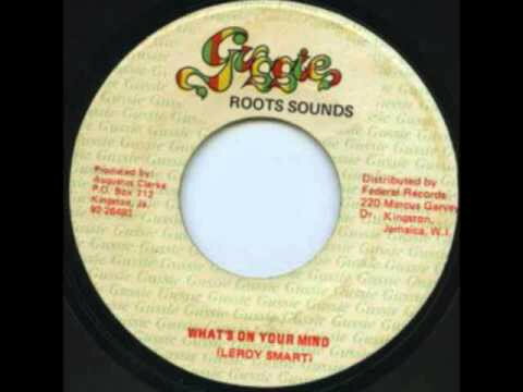 ・アーティスト Leroy Smart ・タイトル What's On Your Mind ・レーベル・型番 Gussie Roots Sounds NONE ・フォーマット 7インチレコード ・コンディション(盤) 良い (VG+) ・コンディション(ジャケット) ・コンディション(帯) オビなし ・特記事項 【盤に小さいキズ】【黒フォント/SEW/SWOL/STAMP】 サンプル画像です。実際の商品の画像ではありません 商品写真はバーコード/カタログ番号に対応したサンプル画像ですので、お送りする商品の画像ではありません。帯やライナーなどの付属品は、特記事項に記載されている場合のみ含まれます。プロモやカラーレコードなどの仕様についても、該当する場合のみ特記事項に記載しています。 【ご購入前に必ずご確認ください】 ・本店サイト(www.recordcity.jp)とは価格、送料が違います ・本店サイト、その他支店のオーダーとは同梱発送できません ・注文確定後に別の注文を頂いた場合、注文同士の同梱は致しかねます。 ・別倉庫から発送しているため、店頭受け渡しは対応しておりません ・一部商品は他の通販サイトでも販売しているため、ご注文のタイミングによっては商品のご用意ができない場合がございます。 ・土日祝日はお休みです 金曜・祝前日9時以降のご連絡またはご入金は、返答または発送が週明け・祝日明けに順次対応となります。 ・ご購入後のキャンセル不可 ご購入後のキャンセルはいかなる理由においてもお受けできません。ご了承の上、ご購入くださいませ。 ・日本郵便(ゆうパック/ゆうメール)によるお届けになります。 ・中古品であることをご理解ください 当ストアでは中古商品を主に販売しております。中古品であることをご理解の上ご購入ください。また、一部商品はRecordCityオンラインストアで試聴可能です。 ・返品について お客様のご都合による返品は一切承っておりません。 表記の内容と実際の商品に相違がある場合、また針飛び等で返品・返金をご希望される場合は、商品の到着後1週間以内にご連絡ください。商品の返送をこちらで確認後、キャンセル・返金を行います。 コンディションVG以下の商品は返品できません。プレイに影響のない表面のこすれ傷、プレス起因のノイズ盤は返品の対象外です。 【コンディション表記】 ・ほぼ新品(M-)(Like New) 完全な新品。未使用。当店ではほぼ使用しません ・非常に良い(EX)(Excellent) 中古盤として美品な状態。わずかな経年を感じるものの傷みを感じさせない、当店基準で最高の状態 ・良い(VG+)(Very Good Plus) 丁寧に扱われた中古品で、軽い使用感がみられる。 ・可(VG)(Acceptable) 使い込まれた中古品で、「良い」よりもさらに使用感がみられる。 ・悪い(VG-)(Bad) 状態が悪いアイテム。使用の保障はなく、再生不可、針飛び、目立つノイズがあるかもしれない。状態によるクレーム不可。返品不可。 ・非常に悪い(G)(Very Bad) 「悪い」よりさらに状態が悪いアイテム。使用の保障はなく、再生不可、針飛び、目立つノイズがあるかもしれない。状態によるクレーム不可。返品不可。 ・ジャンク(Fair)(Junk/Fair) 割れている、反っている、水ダメージがある、カビ、ジャケットが分離している、ひどい書き込み、ひどい擦れなど最低の状態。使用の保障はなく、再生不可、針飛び、目立つノイズがあるかもしれない。状態によるクレーム不可。返品不可。 ・ジャンク(Poor)(Junk/Poor) 割れている、反っている、水ダメージがある、カビ、ジャケットが分離している、ひどい書き込み、ひどい擦れなど最低の状態。使用の保障はなく、再生不可、針飛び、目立つノイズがあるかもしれない。状態によるクレーム不可。返品不可。