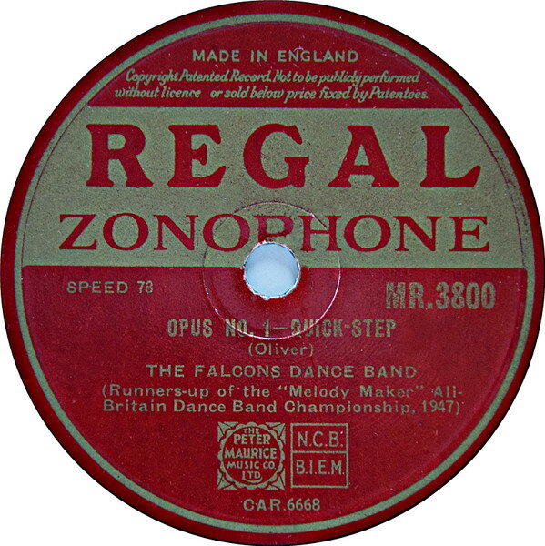 ・アーティスト Falcons Dance Band ・タイトル Opus No1 / Ive Got You Under My Skin ・レーベル・型番 REGAL ZONOPHONE MR3800 ・フォーマット 78回転SP盤レコード ・コンディション(盤) 良い (VG+) ・コンディション(ジャケット) 良い (VG+) ・コンディション(帯) オビなし ・特記事項 【※再生コンディションによる返品不可】【盤曇り】 サンプル画像です。実際の商品の画像ではありません 商品写真はバーコード/カタログ番号に対応したサンプル画像ですので、お送りする商品の画像ではありません。帯やライナーなどの付属品は、特記事項に記載されている場合のみ含まれます。プロモやカラーレコードなどの仕様についても、該当する場合のみ特記事項に記載しています。 【ご購入前に必ずご確認ください】 ・本店サイト(www.recordcity.jp)とは価格、送料が違います ・本店サイト、その他支店のオーダーとは同梱発送できません ・注文確定後に別の注文を頂いた場合、注文同士の同梱は致しかねます。 ・別倉庫から発送しているため、店頭受け渡しは対応しておりません ・一部商品は他の通販サイトでも販売しているため、ご注文のタイミングによっては商品のご用意ができない場合がございます。 ・土日祝日はお休みです 金曜・祝前日9時以降のご連絡またはご入金は、返答または発送が週明け・祝日明けに順次対応となります。 ・ご購入後のキャンセル不可 ご購入後のキャンセルはいかなる理由においてもお受けできません。ご了承の上、ご購入くださいませ。 ・日本郵便(ゆうパック/ゆうメール)によるお届けになります。 ・中古品であることをご理解ください 当ストアでは中古商品を主に販売しております。中古品であることをご理解の上ご購入ください。また、一部商品はRecordCityオンラインストアで試聴可能です。 ・返品について お客様のご都合による返品は一切承っておりません。 表記の内容と実際の商品に相違がある場合、また針飛び等で返品・返金をご希望される場合は、商品の到着後1週間以内にご連絡ください。商品の返送をこちらで確認後、キャンセル・返金を行います。 コンディションVG以下の商品は返品できません。プレイに影響のない表面のこすれ傷、プレス起因のノイズ盤は返品の対象外です。 【コンディション表記】 ・ほぼ新品(M-)(Like New) 完全な新品。未使用。当店ではほぼ使用しません ・非常に良い(EX)(Excellent) 中古盤として美品な状態。わずかな経年を感じるものの傷みを感じさせない、当店基準で最高の状態 ・良い(VG+)(Very Good Plus) 丁寧に扱われた中古品で、軽い使用感がみられる。 ・可(VG)(Acceptable) 使い込まれた中古品で、「良い」よりもさらに使用感がみられる。 ・悪い(VG-)(Bad) 状態が悪いアイテム。使用の保障はなく、再生不可、針飛び、目立つノイズがあるかもしれない。状態によるクレーム不可。返品不可。 ・非常に悪い(G)(Very Bad) 「悪い」よりさらに状態が悪いアイテム。使用の保障はなく、再生不可、針飛び、目立つノイズがあるかもしれない。状態によるクレーム不可。返品不可。 ・ジャンク(Fair)(Junk/Fair) 割れている、反っている、水ダメージがある、カビ、ジャケットが分離している、ひどい書き込み、ひどい擦れなど最低の状態。使用の保障はなく、再生不可、針飛び、目立つノイズがあるかもしれない。状態によるクレーム不可。返品不可。 ・ジャンク(Poor)(Junk/Poor) 割れている、反っている、水ダメージがある、カビ、ジャケットが分離している、ひどい書き込み、ひどい擦れなど最低の状態。使用の保障はなく、再生不可、針飛び、目立つノイズがあるかもしれない。状態によるクレーム不可。返品不可。