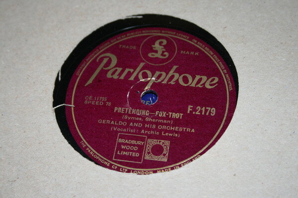 ・アーティスト Geraldo & His Orchestra ・タイトル You Keep Coming Back Like A Song - Fox Trot / Pretending - Fox Trot ・レーベル・型番 PARLOPHONE F2179 ・フォーマット 78回転SP盤レコード ・コンディション(盤) 良い (VG+) ・コンディション(ジャケット) 良い (VG+) ・コンディション(帯) オビなし ・特記事項 【※再生コンディションによる返品不可】 サンプル画像です。実際の商品の画像ではありません 商品写真はバーコード/カタログ番号に対応したサンプル画像ですので、お送りする商品の画像ではありません。帯やライナーなどの付属品は、特記事項に記載されている場合のみ含まれます。プロモやカラーレコードなどの仕様についても、該当する場合のみ特記事項に記載しています。 【ご購入前に必ずご確認ください】 ・本店サイト(www.recordcity.jp)とは価格、送料が違います ・本店サイト、その他支店のオーダーとは同梱発送できません ・注文確定後に別の注文を頂いた場合、注文同士の同梱は致しかねます。 ・別倉庫から発送しているため、店頭受け渡しは対応しておりません ・一部商品は他の通販サイトでも販売しているため、ご注文のタイミングによっては商品のご用意ができない場合がございます。 ・土日祝日はお休みです 金曜・祝前日9時以降のご連絡またはご入金は、返答または発送が週明け・祝日明けに順次対応となります。 ・ご購入後のキャンセル不可 ご購入後のキャンセルはいかなる理由においてもお受けできません。ご了承の上、ご購入くださいませ。 ・日本郵便(ゆうパック/ゆうメール)によるお届けになります。 ・中古品であることをご理解ください 当ストアでは中古商品を主に販売しております。中古品であることをご理解の上ご購入ください。また、一部商品はRecordCityオンラインストアで試聴可能です。 ・返品について お客様のご都合による返品は一切承っておりません。 表記の内容と実際の商品に相違がある場合、また針飛び等で返品・返金をご希望される場合は、商品の到着後1週間以内にご連絡ください。商品の返送をこちらで確認後、キャンセル・返金を行います。 コンディションVG以下の商品は返品できません。プレイに影響のない表面のこすれ傷、プレス起因のノイズ盤は返品の対象外です。 【コンディション表記】 ・ほぼ新品(M-)(Like New) 完全な新品。未使用。当店ではほぼ使用しません ・非常に良い(EX)(Excellent) 中古盤として美品な状態。わずかな経年を感じるものの傷みを感じさせない、当店基準で最高の状態 ・良い(VG+)(Very Good Plus) 丁寧に扱われた中古品で、軽い使用感がみられる。 ・可(VG)(Acceptable) 使い込まれた中古品で、「良い」よりもさらに使用感がみられる。 ・悪い(VG-)(Bad) 状態が悪いアイテム。使用の保障はなく、再生不可、針飛び、目立つノイズがあるかもしれない。状態によるクレーム不可。返品不可。 ・非常に悪い(G)(Very Bad) 「悪い」よりさらに状態が悪いアイテム。使用の保障はなく、再生不可、針飛び、目立つノイズがあるかもしれない。状態によるクレーム不可。返品不可。 ・ジャンク(Fair)(Junk/Fair) 割れている、反っている、水ダメージがある、カビ、ジャケットが分離している、ひどい書き込み、ひどい擦れなど最低の状態。使用の保障はなく、再生不可、針飛び、目立つノイズがあるかもしれない。状態によるクレーム不可。返品不可。 ・ジャンク(Poor)(Junk/Poor) 割れている、反っている、水ダメージがある、カビ、ジャケットが分離している、ひどい書き込み、ひどい擦れなど最低の状態。使用の保障はなく、再生不可、針飛び、目立つノイズがあるかもしれない。状態によるクレーム不可。返品不可。
