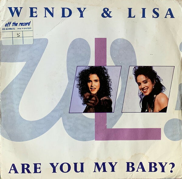 ・アーティスト Wendy & Lisa ・タイトル Are You My Baby? ・レーベル・型番 Virgin VS1156 ・フォーマット 7インチレコード ・コンディション(盤) 良い (VG+) ・コンディション(ジャケット) 可 (VG) ・コンディション(帯) オビなし ・特記事項 【カバーにシール付着】 サンプル画像です。実際の商品の画像ではありません 商品写真はバーコード/カタログ番号に対応したサンプル画像ですので、お送りする商品の画像ではありません。帯やライナーなどの付属品は、特記事項に記載されている場合のみ含まれます。プロモやカラーレコードなどの仕様についても、該当する場合のみ特記事項に記載しています。 【ご購入前に必ずご確認ください】 ・本店サイト(www.recordcity.jp)とは価格、送料が違います ・本店サイト、その他支店のオーダーとは同梱発送できません ・注文確定後に別の注文を頂いた場合、注文同士の同梱は致しかねます。 ・別倉庫から発送しているため、店頭受け渡しは対応しておりません ・一部商品は他の通販サイトでも販売しているため、ご注文のタイミングによっては商品のご用意ができない場合がございます。 ・土日祝日はお休みです 金曜・祝前日9時以降のご連絡またはご入金は、返答または発送が週明け・祝日明けに順次対応となります。 ・ご購入後のキャンセル不可 ご購入後のキャンセルはいかなる理由においてもお受けできません。ご了承の上、ご購入くださいませ。 ・日本郵便(ゆうパック/ゆうメール)によるお届けになります。 ・中古品であることをご理解ください 当ストアでは中古商品を主に販売しております。中古品であることをご理解の上ご購入ください。また、一部商品はRecordCityオンラインストアで試聴可能です。 ・返品について お客様のご都合による返品は一切承っておりません。 表記の内容と実際の商品に相違がある場合、また針飛び等で返品・返金をご希望される場合は、商品の到着後1週間以内にご連絡ください。商品の返送をこちらで確認後、キャンセル・返金を行います。 コンディションVG以下の商品は返品できません。プレイに影響のない表面のこすれ傷、プレス起因のノイズ盤は返品の対象外です。 【コンディション表記】 ・ほぼ新品(M-)(Like New) 完全な新品。未使用。当店ではほぼ使用しません ・非常に良い(EX)(Excellent) 中古盤として美品な状態。わずかな経年を感じるものの傷みを感じさせない、当店基準で最高の状態 ・良い(VG+)(Very Good Plus) 丁寧に扱われた中古品で、軽い使用感がみられる。 ・可(VG)(Acceptable) 使い込まれた中古品で、「良い」よりもさらに使用感がみられる。 ・悪い(VG-)(Bad) 状態が悪いアイテム。使用の保障はなく、再生不可、針飛び、目立つノイズがあるかもしれない。状態によるクレーム不可。返品不可。 ・非常に悪い(G)(Very Bad) 「悪い」よりさらに状態が悪いアイテム。使用の保障はなく、再生不可、針飛び、目立つノイズがあるかもしれない。状態によるクレーム不可。返品不可。 ・ジャンク(Fair)(Junk/Fair) 割れている、反っている、水ダメージがある、カビ、ジャケットが分離している、ひどい書き込み、ひどい擦れなど最低の状態。使用の保障はなく、再生不可、針飛び、目立つノイズがあるかもしれない。状態によるクレーム不可。返品不可。 ・ジャンク(Poor)(Junk/Poor) 割れている、反っている、水ダメージがある、カビ、ジャケットが分離している、ひどい書き込み、ひどい擦れなど最低の状態。使用の保障はなく、再生不可、針飛び、目立つノイズがあるかもしれない。状態によるクレーム不可。返品不可。