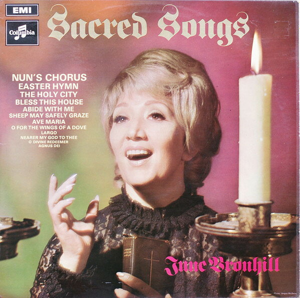 ・アーティスト June Bronhill , The John Mccarthy Singers ・タイトル Sacred Songs ・レーベル・型番 COLUMBIA SCX6359 ・フォーマット LPレコード ・コンディション(盤) 良い (VG+) ・コンディション(ジャケット) 良い (VG+) ・コンディション(帯) オビなし ・特記事項 【カバーにシール剥がした跡】 サンプル画像です。実際の商品の画像ではありません 商品写真はバーコード/カタログ番号に対応したサンプル画像ですので、お送りする商品の画像ではありません。帯やライナーなどの付属品は、特記事項に記載されている場合のみ含まれます。プロモやカラーレコードなどの仕様についても、該当する場合のみ特記事項に記載しています。 【ご購入前に必ずご確認ください】 ・本店サイト(www.recordcity.jp)とは価格、送料が違います ・本店サイト、その他支店のオーダーとは同梱発送できません ・注文確定後に別の注文を頂いた場合、注文同士の同梱は致しかねます。 ・別倉庫から発送しているため、店頭受け渡しは対応しておりません ・一部商品は他の通販サイトでも販売しているため、ご注文のタイミングによっては商品のご用意ができない場合がございます。 ・土日祝日はお休みです 金曜・祝前日9時以降のご連絡またはご入金は、返答または発送が週明け・祝日明けに順次対応となります。 ・ご購入後のキャンセル不可 ご購入後のキャンセルはいかなる理由においてもお受けできません。ご了承の上、ご購入くださいませ。 ・日本郵便(ゆうパック/ゆうメール)によるお届けになります。 ・中古品であることをご理解ください 当ストアでは中古商品を主に販売しております。中古品であることをご理解の上ご購入ください。また、一部商品はRecordCityオンラインストアで試聴可能です。 ・返品について お客様のご都合による返品は一切承っておりません。 表記の内容と実際の商品に相違がある場合、また針飛び等で返品・返金をご希望される場合は、商品の到着後1週間以内にご連絡ください。商品の返送をこちらで確認後、キャンセル・返金を行います。 コンディションVG以下の商品は返品できません。プレイに影響のない表面のこすれ傷、プレス起因のノイズ盤は返品の対象外です。 【コンディション表記】 ・ほぼ新品(M-)(Like New) 完全な新品。未使用。当店ではほぼ使用しません ・非常に良い(EX)(Excellent) 中古盤として美品な状態。わずかな経年を感じるものの傷みを感じさせない、当店基準で最高の状態 ・良い(VG+)(Very Good Plus) 丁寧に扱われた中古品で、軽い使用感がみられる。 ・可(VG)(Acceptable) 使い込まれた中古品で、「良い」よりもさらに使用感がみられる。 ・悪い(VG-)(Bad) 状態が悪いアイテム。使用の保障はなく、再生不可、針飛び、目立つノイズがあるかもしれない。状態によるクレーム不可。返品不可。 ・非常に悪い(G)(Very Bad) 「悪い」よりさらに状態が悪いアイテム。使用の保障はなく、再生不可、針飛び、目立つノイズがあるかもしれない。状態によるクレーム不可。返品不可。 ・ジャンク(Fair)(Junk/Fair) 割れている、反っている、水ダメージがある、カビ、ジャケットが分離している、ひどい書き込み、ひどい擦れなど最低の状態。使用の保障はなく、再生不可、針飛び、目立つノイズがあるかもしれない。状態によるクレーム不可。返品不可。 ・ジャンク(Poor)(Junk/Poor) 割れている、反っている、水ダメージがある、カビ、ジャケットが分離している、ひどい書き込み、ひどい擦れなど最低の状態。使用の保障はなく、再生不可、針飛び、目立つノイズがあるかもしれない。状態によるクレーム不可。返品不可。