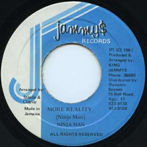 ・アーティスト Ninjaman ・タイトル More Reality ・レーベル・型番 ・フォーマット 7" ・コンディション(盤) 新品 (M) ・コンディション(ジャケット) ・コンディション(帯) オビなし ・特記事項 サンプル画像です。実際の商品の画像ではありません 商品写真はバーコード/カタログ番号に対応したサンプル画像ですので、お送りする商品の画像ではありません。帯やライナーなどの付属品は、特記事項に記載されている場合のみ含まれます。プロモやカラーレコードなどの仕様についても、該当する場合のみ特記事項に記載しています。 【ご購入前に必ずご確認ください】 ・本店サイト(www.recordcity.jp)とは価格、送料が違います ・本店サイト、その他支店のオーダーとは同梱発送できません ・注文確定後に別の注文を頂いた場合、注文同士の同梱は致しかねます。 ・別倉庫から発送しているため、店頭受け渡しは対応しておりません ・一部商品は他の通販サイトでも販売しているため、ご注文のタイミングによっては商品のご用意ができない場合がございます。 ・土日祝日はお休みです 金曜・祝前日9時以降のご連絡またはご入金は、返答または発送が週明け・祝日明けに順次対応となります。 ・ご購入後のキャンセル不可 ご購入後のキャンセルはいかなる理由においてもお受けできません。ご了承の上、ご購入くださいませ。 ・日本郵便(ゆうパック/ゆうメール)によるお届けになります。 ・中古品であることをご理解ください 当ストアでは中古商品を主に販売しております。中古品であることをご理解の上ご購入ください。また、一部商品はRecordCityオンラインストアで試聴可能です。 ・返品について お客様のご都合による返品は一切承っておりません。 表記の内容と実際の商品に相違がある場合、また針飛び等で返品・返金をご希望される場合は、商品の到着後1週間以内にご連絡ください。商品の返送をこちらで確認後、キャンセル・返金を行います。 コンディションVG以下の商品は返品できません。プレイに影響のない表面のこすれ傷、プレス起因のノイズ盤は返品の対象外です。 【コンディション表記】 ・ほぼ新品(M-)(Like New) 完全な新品。未使用。当店ではほぼ使用しません ・非常に良い(EX)(Excellent) 中古盤として美品な状態。わずかな経年を感じるものの傷みを感じさせない、当店基準で最高の状態 ・良い(VG+)(Very Good Plus) 丁寧に扱われた中古品で、軽い使用感がみられる。 ・可(VG)(Acceptable) 使い込まれた中古品で、「良い」よりもさらに使用感がみられる。 ・悪い(VG-)(Bad) 状態が悪いアイテム。使用の保障はなく、再生不可、針飛び、目立つノイズがあるかもしれない。状態によるクレーム不可。返品不可。 ・非常に悪い(G)(Very Bad) 「悪い」よりさらに状態が悪いアイテム。使用の保障はなく、再生不可、針飛び、目立つノイズがあるかもしれない。状態によるクレーム不可。返品不可。 ・ジャンク(Fair)(Junk/Fair) 割れている、反っている、水ダメージがある、カビ、ジャケットが分離している、ひどい書き込み、ひどい擦れなど最低の状態。使用の保障はなく、再生不可、針飛び、目立つノイズがあるかもしれない。状態によるクレーム不可。返品不可。 ・ジャンク(Poor)(Junk/Poor) 割れている、反っている、水ダメージがある、カビ、ジャケットが分離している、ひどい書き込み、ひどい擦れなど最低の状態。使用の保障はなく、再生不可、針飛び、目立つノイズがあるかもしれない。状態によるクレーム不可。返品不可。