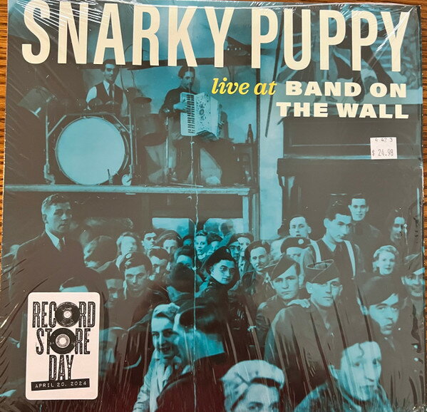 ・アーティスト Snarky Puppy ・タイトル Live At Band On The Wall ・レーベル・型番 GROUNDUP MUSIC GUMSPBWLP0424 ・フォーマット LPレコード ・コンディション(盤) 新品 (M) ・コンディション(ジャケット) 新品 (M) ・コンディション(帯) オビなし ・特記事項 【未開封】 サンプル画像です。実際の商品の画像ではありません 商品写真はバーコード/カタログ番号に対応したサンプル画像ですので、お送りする商品の画像ではありません。帯やライナーなどの付属品は、特記事項に記載されている場合のみ含まれます。プロモやカラーレコードなどの仕様についても、該当する場合のみ特記事項に記載しています。 【ご購入前に必ずご確認ください】 ・本店サイト(www.recordcity.jp)とは価格、送料が違います ・本店サイト、その他支店のオーダーとは同梱発送できません ・注文確定後に別の注文を頂いた場合、注文同士の同梱は致しかねます。 ・別倉庫から発送しているため、店頭受け渡しは対応しておりません ・一部商品は他の通販サイトでも販売しているため、ご注文のタイミングによっては商品のご用意ができない場合がございます。 ・土日祝日はお休みです 金曜・祝前日9時以降のご連絡またはご入金は、返答または発送が週明け・祝日明けに順次対応となります。 ・ご購入後のキャンセル不可 ご購入後のキャンセルはいかなる理由においてもお受けできません。ご了承の上、ご購入くださいませ。 ・日本郵便(ゆうパック/ゆうメール)によるお届けになります。 ・中古品であることをご理解ください 当ストアでは中古商品を主に販売しております。中古品であることをご理解の上ご購入ください。また、一部商品はRecordCityオンラインストアで試聴可能です。 ・返品について お客様のご都合による返品は一切承っておりません。 表記の内容と実際の商品に相違がある場合、また針飛び等で返品・返金をご希望される場合は、商品の到着後1週間以内にご連絡ください。商品の返送をこちらで確認後、キャンセル・返金を行います。 コンディションVG以下の商品は返品できません。プレイに影響のない表面のこすれ傷、プレス起因のノイズ盤は返品の対象外です。 【コンディション表記】 ・ほぼ新品(M-)(Like New) 完全な新品。未使用。当店ではほぼ使用しません ・非常に良い(EX)(Excellent) 中古盤として美品な状態。わずかな経年を感じるものの傷みを感じさせない、当店基準で最高の状態 ・良い(VG+)(Very Good Plus) 丁寧に扱われた中古品で、軽い使用感がみられる。 ・可(VG)(Acceptable) 使い込まれた中古品で、「良い」よりもさらに使用感がみられる。 ・悪い(VG-)(Bad) 状態が悪いアイテム。使用の保障はなく、再生不可、針飛び、目立つノイズがあるかもしれない。状態によるクレーム不可。返品不可。 ・非常に悪い(G)(Very Bad) 「悪い」よりさらに状態が悪いアイテム。使用の保障はなく、再生不可、針飛び、目立つノイズがあるかもしれない。状態によるクレーム不可。返品不可。 ・ジャンク(Fair)(Junk/Fair) 割れている、反っている、水ダメージがある、カビ、ジャケットが分離している、ひどい書き込み、ひどい擦れなど最低の状態。使用の保障はなく、再生不可、針飛び、目立つノイズがあるかもしれない。状態によるクレーム不可。返品不可。 ・ジャンク(Poor)(Junk/Poor) 割れている、反っている、水ダメージがある、カビ、ジャケットが分離している、ひどい書き込み、ひどい擦れなど最低の状態。使用の保障はなく、再生不可、針飛び、目立つノイズがあるかもしれない。状態によるクレーム不可。返品不可。