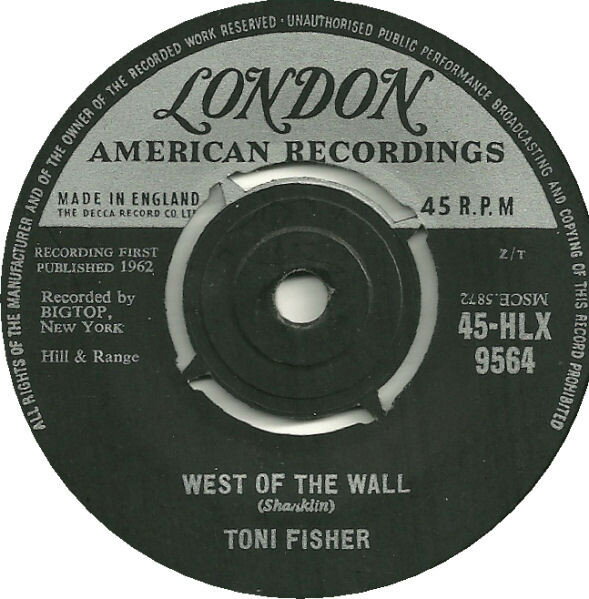 ・アーティスト Toni Fisher ・タイトル West Of The Wall ・レーベル・型番 London Records, London American Recordings 45HLX9564 ・フォーマット 7" ・コンディション(盤) 良い (VG+) ・コンディション(ジャケット) プレインカバー（元ジャケット／カバー無し） ・コンディション(帯) オビなし ・特記事項 【company sleeve】 サンプル画像です。実際の商品の画像ではありません 商品写真はバーコード/カタログ番号に対応したサンプル画像ですので、お送りする商品の画像ではありません。帯やライナーなどの付属品は、特記事項に記載されている場合のみ含まれます。プロモやカラーレコードなどの仕様についても、該当する場合のみ特記事項に記載しています。 【ご購入前に必ずご確認ください】 ・本店サイト(www.recordcity.jp)とは価格、送料が違います ・本店サイト、その他支店のオーダーとは同梱発送できません ・注文確定後に別の注文を頂いた場合、注文同士の同梱は致しかねます。 ・別倉庫から発送しているため、店頭受け渡しは対応しておりません ・一部商品は他の通販サイトでも販売しているため、ご注文のタイミングによっては商品のご用意ができない場合がございます。 ・土日祝日はお休みです 金曜・祝前日9時以降のご連絡またはご入金は、返答または発送が週明け・祝日明けに順次対応となります。 ・ご購入後のキャンセル不可 ご購入後のキャンセルはいかなる理由においてもお受けできません。ご了承の上、ご購入くださいませ。 ・日本郵便(ゆうパック/ゆうメール)によるお届けになります。 ・中古品であることをご理解ください 当ストアでは中古商品を主に販売しております。中古品であることをご理解の上ご購入ください。また、一部商品はRecordCityオンラインストアで試聴可能です。 ・返品について お客様のご都合による返品は一切承っておりません。 表記の内容と実際の商品に相違がある場合、また針飛び等で返品・返金をご希望される場合は、商品の到着後1週間以内にご連絡ください。商品の返送をこちらで確認後、キャンセル・返金を行います。 コンディションVG以下の商品は返品できません。プレイに影響のない表面のこすれ傷、プレス起因のノイズ盤は返品の対象外です。 【コンディション表記】 ・ほぼ新品(M-)(Like New) 完全な新品。未使用。当店ではほぼ使用しません ・非常に良い(EX)(Excellent) 中古盤として美品な状態。わずかな経年を感じるものの傷みを感じさせない、当店基準で最高の状態 ・良い(VG+)(Very Good Plus) 丁寧に扱われた中古品で、軽い使用感がみられる。 ・可(VG)(Acceptable) 使い込まれた中古品で、「良い」よりもさらに使用感がみられる。 ・悪い(VG-)(Bad) 状態が悪いアイテム。使用の保障はなく、再生不可、針飛び、目立つノイズがあるかもしれない。状態によるクレーム不可。返品不可。 ・非常に悪い(G)(Very Bad) 「悪い」よりさらに状態が悪いアイテム。使用の保障はなく、再生不可、針飛び、目立つノイズがあるかもしれない。状態によるクレーム不可。返品不可。 ・ジャンク(Fair)(Junk/Fair) 割れている、反っている、水ダメージがある、カビ、ジャケットが分離している、ひどい書き込み、ひどい擦れなど最低の状態。使用の保障はなく、再生不可、針飛び、目立つノイズがあるかもしれない。状態によるクレーム不可。返品不可。 ・ジャンク(Poor)(Junk/Poor) 割れている、反っている、水ダメージがある、カビ、ジャケットが分離している、ひどい書き込み、ひどい擦れなど最低の状態。使用の保障はなく、再生不可、針飛び、目立つノイズがあるかもしれない。状態によるクレーム不可。返品不可。