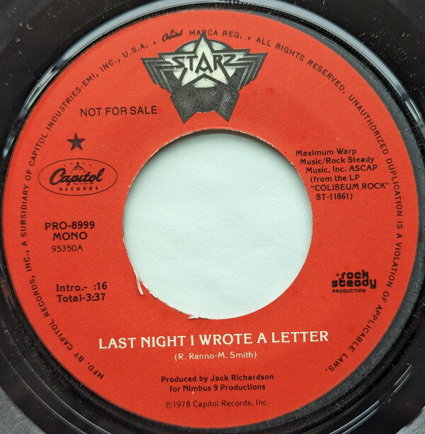 ・アーティスト Starz ・タイトル Last Night I Wrote A Letter ・レーベル・型番 Capitol Records, Capitol Records PRO8999PROMO ・フォーマット 7インチレコード ・コンディション(盤) 良い (VG+) ・コンディション(ジャケット) プレインカバー（元ジャケット／カバー無し） ・コンディション(帯) オビなし ・特記事項 【盤汚れ】 サンプル画像です。実際の商品の画像ではありません 商品写真はバーコード/カタログ番号に対応したサンプル画像ですので、お送りする商品の画像ではありません。帯やライナーなどの付属品は、特記事項に記載されている場合のみ含まれます。プロモやカラーレコードなどの仕様についても、該当する場合のみ特記事項に記載しています。 【ご購入前に必ずご確認ください】 ・本店サイト(www.recordcity.jp)とは価格、送料が違います ・本店サイト、その他支店のオーダーとは同梱発送できません ・注文確定後に別の注文を頂いた場合、注文同士の同梱は致しかねます。 ・別倉庫から発送しているため、店頭受け渡しは対応しておりません ・一部商品は他の通販サイトでも販売しているため、ご注文のタイミングによっては商品のご用意ができない場合がございます。 ・土日祝日はお休みです 金曜・祝前日9時以降のご連絡またはご入金は、返答または発送が週明け・祝日明けに順次対応となります。 ・ご購入後のキャンセル不可 ご購入後のキャンセルはいかなる理由においてもお受けできません。ご了承の上、ご購入くださいませ。 ・日本郵便(ゆうパック/ゆうメール)によるお届けになります。 ・中古品であることをご理解ください 当ストアでは中古商品を主に販売しております。中古品であることをご理解の上ご購入ください。また、一部商品はRecordCityオンラインストアで試聴可能です。 ・返品について お客様のご都合による返品は一切承っておりません。 表記の内容と実際の商品に相違がある場合、また針飛び等で返品・返金をご希望される場合は、商品の到着後1週間以内にご連絡ください。商品の返送をこちらで確認後、キャンセル・返金を行います。 コンディションVG以下の商品は返品できません。プレイに影響のない表面のこすれ傷、プレス起因のノイズ盤は返品の対象外です。 【コンディション表記】 ・ほぼ新品(M-)(Like New) 完全な新品。未使用。当店ではほぼ使用しません ・非常に良い(EX)(Excellent) 中古盤として美品な状態。わずかな経年を感じるものの傷みを感じさせない、当店基準で最高の状態 ・良い(VG+)(Very Good Plus) 丁寧に扱われた中古品で、軽い使用感がみられる。 ・可(VG)(Acceptable) 使い込まれた中古品で、「良い」よりもさらに使用感がみられる。 ・悪い(VG-)(Bad) 状態が悪いアイテム。使用の保障はなく、再生不可、針飛び、目立つノイズがあるかもしれない。状態によるクレーム不可。返品不可。 ・非常に悪い(G)(Very Bad) 「悪い」よりさらに状態が悪いアイテム。使用の保障はなく、再生不可、針飛び、目立つノイズがあるかもしれない。状態によるクレーム不可。返品不可。 ・ジャンク(Fair)(Junk/Fair) 割れている、反っている、水ダメージがある、カビ、ジャケットが分離している、ひどい書き込み、ひどい擦れなど最低の状態。使用の保障はなく、再生不可、針飛び、目立つノイズがあるかもしれない。状態によるクレーム不可。返品不可。 ・ジャンク(Poor)(Junk/Poor) 割れている、反っている、水ダメージがある、カビ、ジャケットが分離している、ひどい書き込み、ひどい擦れなど最低の状態。使用の保障はなく、再生不可、針飛び、目立つノイズがあるかもしれない。状態によるクレーム不可。返品不可。