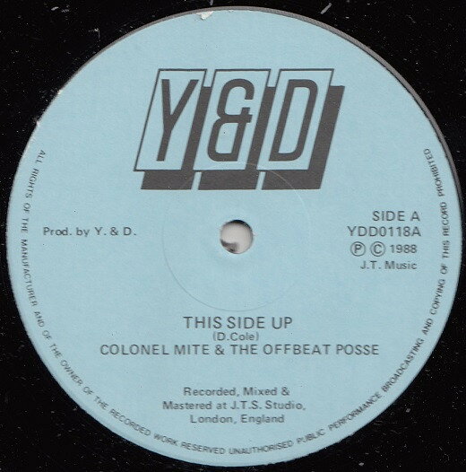 ・アーティスト Colonel Mite & The Offbeat Posse ・タイトル This Side Up / Stamina ・レーベル・型番 Y & D YDD0118 ・フォーマット 12インチレコード ・コンディション(盤) 可 (VG) ・コンディション(ジャケット) プレインカバー（元ジャケット／カバー無し） ・コンディション(帯) オビなし ・特記事項 【盤に目立った跡】【盤に小さいキズ】【盤にヘアライン】 サンプル画像です。実際の商品の画像ではありません 商品写真はバーコード/カタログ番号に対応したサンプル画像ですので、お送りする商品の画像ではありません。帯やライナーなどの付属品は、特記事項に記載されている場合のみ含まれます。プロモやカラーレコードなどの仕様についても、該当する場合のみ特記事項に記載しています。 【ご購入前に必ずご確認ください】 ・本店サイト(www.recordcity.jp)とは価格、送料が違います ・本店サイト、その他支店のオーダーとは同梱発送できません ・注文確定後に別の注文を頂いた場合、注文同士の同梱は致しかねます。 ・別倉庫から発送しているため、店頭受け渡しは対応しておりません ・一部商品は他の通販サイトでも販売しているため、ご注文のタイミングによっては商品のご用意ができない場合がございます。 ・土日祝日はお休みです 金曜・祝前日9時以降のご連絡またはご入金は、返答または発送が週明け・祝日明けに順次対応となります。 ・ご購入後のキャンセル不可 ご購入後のキャンセルはいかなる理由においてもお受けできません。ご了承の上、ご購入くださいませ。 ・日本郵便(ゆうパック/ゆうメール)によるお届けになります。 ・中古品であることをご理解ください 当ストアでは中古商品を主に販売しております。中古品であることをご理解の上ご購入ください。また、一部商品はRecordCityオンラインストアで試聴可能です。 ・返品について お客様のご都合による返品は一切承っておりません。 表記の内容と実際の商品に相違がある場合、また針飛び等で返品・返金をご希望される場合は、商品の到着後1週間以内にご連絡ください。商品の返送をこちらで確認後、キャンセル・返金を行います。 コンディションVG以下の商品は返品できません。プレイに影響のない表面のこすれ傷、プレス起因のノイズ盤は返品の対象外です。 【コンディション表記】 ・ほぼ新品(M-)(Like New) 完全な新品。未使用。当店ではほぼ使用しません ・非常に良い(EX)(Excellent) 中古盤として美品な状態。わずかな経年を感じるものの傷みを感じさせない、当店基準で最高の状態 ・良い(VG+)(Very Good Plus) 丁寧に扱われた中古品で、軽い使用感がみられる。 ・可(VG)(Acceptable) 使い込まれた中古品で、「良い」よりもさらに使用感がみられる。 ・悪い(VG-)(Bad) 状態が悪いアイテム。使用の保障はなく、再生不可、針飛び、目立つノイズがあるかもしれない。状態によるクレーム不可。返品不可。 ・非常に悪い(G)(Very Bad) 「悪い」よりさらに状態が悪いアイテム。使用の保障はなく、再生不可、針飛び、目立つノイズがあるかもしれない。状態によるクレーム不可。返品不可。 ・ジャンク(Fair)(Junk/Fair) 割れている、反っている、水ダメージがある、カビ、ジャケットが分離している、ひどい書き込み、ひどい擦れなど最低の状態。使用の保障はなく、再生不可、針飛び、目立つノイズがあるかもしれない。状態によるクレーム不可。返品不可。 ・ジャンク(Poor)(Junk/Poor) 割れている、反っている、水ダメージがある、カビ、ジャケットが分離している、ひどい書き込み、ひどい擦れなど最低の状態。使用の保障はなく、再生不可、針飛び、目立つノイズがあるかもしれない。状態によるクレーム不可。返品不可。