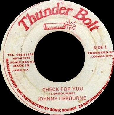 ・アーティスト Johnny Osbourne ・タイトル Check For You ・レーベル・型番 Thunder Bolt NONE ・フォーマット 7インチレコード ・コンディション(盤) 良い (VG+) ・コンディション(ジャケット) ・コンディション(帯) オビなし ・特記事項 【レーベルに書き込み】【盤に短いヘアライン】【盤反り】 サンプル画像です。実際の商品の画像ではありません 商品写真はバーコード/カタログ番号に対応したサンプル画像ですので、お送りする商品の画像ではありません。帯やライナーなどの付属品は、特記事項に記載されている場合のみ含まれます。プロモやカラーレコードなどの仕様についても、該当する場合のみ特記事項に記載しています。 【ご購入前に必ずご確認ください】 ・本店サイト(www.recordcity.jp)とは価格、送料が違います ・本店サイト、その他支店のオーダーとは同梱発送できません ・注文確定後に別の注文を頂いた場合、注文同士の同梱は致しかねます。 ・別倉庫から発送しているため、店頭受け渡しは対応しておりません ・一部商品は他の通販サイトでも販売しているため、ご注文のタイミングによっては商品のご用意ができない場合がございます。 ・土日祝日はお休みです 金曜・祝前日9時以降のご連絡またはご入金は、返答または発送が週明け・祝日明けに順次対応となります。 ・ご購入後のキャンセル不可 ご購入後のキャンセルはいかなる理由においてもお受けできません。ご了承の上、ご購入くださいませ。 ・日本郵便(ゆうパック/ゆうメール)によるお届けになります。 ・中古品であることをご理解ください 当ストアでは中古商品を主に販売しております。中古品であることをご理解の上ご購入ください。また、一部商品はRecordCityオンラインストアで試聴可能です。 ・返品について お客様のご都合による返品は一切承っておりません。 表記の内容と実際の商品に相違がある場合、また針飛び等で返品・返金をご希望される場合は、商品の到着後1週間以内にご連絡ください。商品の返送をこちらで確認後、キャンセル・返金を行います。 コンディションVG以下の商品は返品できません。プレイに影響のない表面のこすれ傷、プレス起因のノイズ盤は返品の対象外です。 【コンディション表記】 ・ほぼ新品(M-)(Like New) 完全な新品。未使用。当店ではほぼ使用しません ・非常に良い(EX)(Excellent) 中古盤として美品な状態。わずかな経年を感じるものの傷みを感じさせない、当店基準で最高の状態 ・良い(VG+)(Very Good Plus) 丁寧に扱われた中古品で、軽い使用感がみられる。 ・可(VG)(Acceptable) 使い込まれた中古品で、「良い」よりもさらに使用感がみられる。 ・悪い(VG-)(Bad) 状態が悪いアイテム。使用の保障はなく、再生不可、針飛び、目立つノイズがあるかもしれない。状態によるクレーム不可。返品不可。 ・非常に悪い(G)(Very Bad) 「悪い」よりさらに状態が悪いアイテム。使用の保障はなく、再生不可、針飛び、目立つノイズがあるかもしれない。状態によるクレーム不可。返品不可。 ・ジャンク(Fair)(Junk/Fair) 割れている、反っている、水ダメージがある、カビ、ジャケットが分離している、ひどい書き込み、ひどい擦れなど最低の状態。使用の保障はなく、再生不可、針飛び、目立つノイズがあるかもしれない。状態によるクレーム不可。返品不可。 ・ジャンク(Poor)(Junk/Poor) 割れている、反っている、水ダメージがある、カビ、ジャケットが分離している、ひどい書き込み、ひどい擦れなど最低の状態。使用の保障はなく、再生不可、針飛び、目立つノイズがあるかもしれない。状態によるクレーム不可。返品不可。