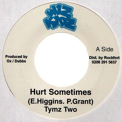 ・アーティスト Tymz Two ・タイトル Hurt Sometimes ・レーベル・型番 Wiz Kidz NONE ・フォーマット 7インチレコード ・コンディション(盤) 良い (VG+) ・コンディション(ジャケット) プレインカバー（元ジャケット／カバー無し） ・コンディション(帯) オビなし ・特記事項 サンプル画像です。実際の商品の画像ではありません 商品写真はバーコード/カタログ番号に対応したサンプル画像ですので、お送りする商品の画像ではありません。帯やライナーなどの付属品は、特記事項に記載されている場合のみ含まれます。プロモやカラーレコードなどの仕様についても、該当する場合のみ特記事項に記載しています。 【ご購入前に必ずご確認ください】 ・本店サイト(www.recordcity.jp)とは価格、送料が違います ・本店サイト、その他支店のオーダーとは同梱発送できません ・注文確定後に別の注文を頂いた場合、注文同士の同梱は致しかねます。 ・別倉庫から発送しているため、店頭受け渡しは対応しておりません ・一部商品は他の通販サイトでも販売しているため、ご注文のタイミングによっては商品のご用意ができない場合がございます。 ・土日祝日はお休みです 金曜・祝前日9時以降のご連絡またはご入金は、返答または発送が週明け・祝日明けに順次対応となります。 ・ご購入後のキャンセル不可 ご購入後のキャンセルはいかなる理由においてもお受けできません。ご了承の上、ご購入くださいませ。 ・日本郵便(ゆうパック/ゆうメール)によるお届けになります。 ・中古品であることをご理解ください 当ストアでは中古商品を主に販売しております。中古品であることをご理解の上ご購入ください。また、一部商品はRecordCityオンラインストアで試聴可能です。 ・返品について お客様のご都合による返品は一切承っておりません。 表記の内容と実際の商品に相違がある場合、また針飛び等で返品・返金をご希望される場合は、商品の到着後1週間以内にご連絡ください。商品の返送をこちらで確認後、キャンセル・返金を行います。 コンディションVG以下の商品は返品できません。プレイに影響のない表面のこすれ傷、プレス起因のノイズ盤は返品の対象外です。 【コンディション表記】 ・ほぼ新品(M-)(Like New) 完全な新品。未使用。当店ではほぼ使用しません ・非常に良い(EX)(Excellent) 中古盤として美品な状態。わずかな経年を感じるものの傷みを感じさせない、当店基準で最高の状態 ・良い(VG+)(Very Good Plus) 丁寧に扱われた中古品で、軽い使用感がみられる。 ・可(VG)(Acceptable) 使い込まれた中古品で、「良い」よりもさらに使用感がみられる。 ・悪い(VG-)(Bad) 状態が悪いアイテム。使用の保障はなく、再生不可、針飛び、目立つノイズがあるかもしれない。状態によるクレーム不可。返品不可。 ・非常に悪い(G)(Very Bad) 「悪い」よりさらに状態が悪いアイテム。使用の保障はなく、再生不可、針飛び、目立つノイズがあるかもしれない。状態によるクレーム不可。返品不可。 ・ジャンク(Fair)(Junk/Fair) 割れている、反っている、水ダメージがある、カビ、ジャケットが分離している、ひどい書き込み、ひどい擦れなど最低の状態。使用の保障はなく、再生不可、針飛び、目立つノイズがあるかもしれない。状態によるクレーム不可。返品不可。 ・ジャンク(Poor)(Junk/Poor) 割れている、反っている、水ダメージがある、カビ、ジャケットが分離している、ひどい書き込み、ひどい擦れなど最低の状態。使用の保障はなく、再生不可、針飛び、目立つノイズがあるかもしれない。状態によるクレーム不可。返品不可。