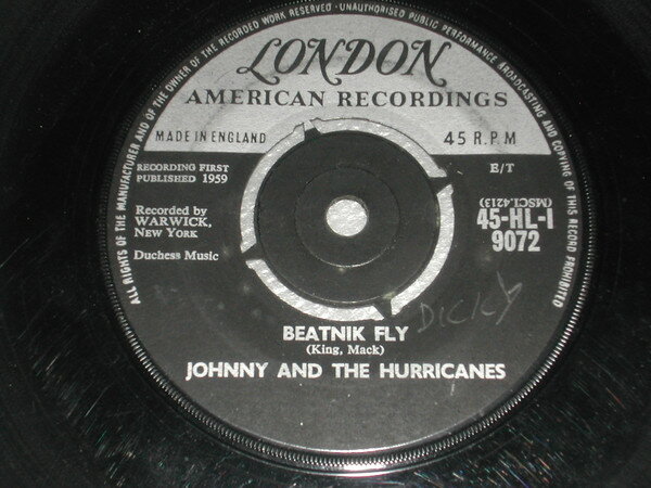 ・アーティスト Johnny & The Hurricanes ・タイトル Beatnik Fly ・レーベル・型番 London Records, London American Recordings 45HL9072 ・フォーマット 7インチレコード ・コンディション(盤) 良い (VG+) ・コンディション(ジャケット) プレインカバー（元ジャケット／カバー無し） ・コンディション(帯) オビなし ・特記事項 【表カバーに書き込み】【カバーにシール付着】【カバー破れ】 サンプル画像です。実際の商品の画像ではありません 商品写真はバーコード/カタログ番号に対応したサンプル画像ですので、お送りする商品の画像ではありません。帯やライナーなどの付属品は、特記事項に記載されている場合のみ含まれます。プロモやカラーレコードなどの仕様についても、該当する場合のみ特記事項に記載しています。 【ご購入前に必ずご確認ください】 ・本店サイト(www.recordcity.jp)とは価格、送料が違います ・本店サイト、その他支店のオーダーとは同梱発送できません ・注文確定後に別の注文を頂いた場合、注文同士の同梱は致しかねます。 ・別倉庫から発送しているため、店頭受け渡しは対応しておりません ・一部商品は他の通販サイトでも販売しているため、ご注文のタイミングによっては商品のご用意ができない場合がございます。 ・土日祝日はお休みです 金曜・祝前日9時以降のご連絡またはご入金は、返答または発送が週明け・祝日明けに順次対応となります。 ・ご購入後のキャンセル不可 ご購入後のキャンセルはいかなる理由においてもお受けできません。ご了承の上、ご購入くださいませ。 ・日本郵便(ゆうパック/ゆうメール)によるお届けになります。 ・中古品であることをご理解ください 当ストアでは中古商品を主に販売しております。中古品であることをご理解の上ご購入ください。また、一部商品はRecordCityオンラインストアで試聴可能です。 ・返品について お客様のご都合による返品は一切承っておりません。 表記の内容と実際の商品に相違がある場合、また針飛び等で返品・返金をご希望される場合は、商品の到着後1週間以内にご連絡ください。商品の返送をこちらで確認後、キャンセル・返金を行います。 コンディションVG以下の商品は返品できません。プレイに影響のない表面のこすれ傷、プレス起因のノイズ盤は返品の対象外です。 【コンディション表記】 ・ほぼ新品(M-)(Like New) 完全な新品。未使用。当店ではほぼ使用しません ・非常に良い(EX)(Excellent) 中古盤として美品な状態。わずかな経年を感じるものの傷みを感じさせない、当店基準で最高の状態 ・良い(VG+)(Very Good Plus) 丁寧に扱われた中古品で、軽い使用感がみられる。 ・可(VG)(Acceptable) 使い込まれた中古品で、「良い」よりもさらに使用感がみられる。 ・悪い(VG-)(Bad) 状態が悪いアイテム。使用の保障はなく、再生不可、針飛び、目立つノイズがあるかもしれない。状態によるクレーム不可。返品不可。 ・非常に悪い(G)(Very Bad) 「悪い」よりさらに状態が悪いアイテム。使用の保障はなく、再生不可、針飛び、目立つノイズがあるかもしれない。状態によるクレーム不可。返品不可。 ・ジャンク(Fair)(Junk/Fair) 割れている、反っている、水ダメージがある、カビ、ジャケットが分離している、ひどい書き込み、ひどい擦れなど最低の状態。使用の保障はなく、再生不可、針飛び、目立つノイズがあるかもしれない。状態によるクレーム不可。返品不可。 ・ジャンク(Poor)(Junk/Poor) 割れている、反っている、水ダメージがある、カビ、ジャケットが分離している、ひどい書き込み、ひどい擦れなど最低の状態。使用の保障はなく、再生不可、針飛び、目立つノイズがあるかもしれない。状態によるクレーム不可。返品不可。