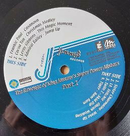 ・アーティスト Various ・タイトル The Revenge Of King Jammy's Super Power Allstars - Part 1 ・レーベル・型番 Jammy's Records, Equal Rights (2) KJ01 ・フォーマット LPレコード ・コンディション(盤) 良い (VG+) ・コンディション(ジャケット) プレインカバー（元ジャケット／カバー無し） ・コンディション(帯) オビなし ・特記事項 【盤に薄い跡】【盤に短いヘアライン】【Company Sleeve】 サンプル画像です。実際の商品の画像ではありません 商品写真はバーコード/カタログ番号に対応したサンプル画像ですので、お送りする商品の画像ではありません。帯やライナーなどの付属品は、特記事項に記載されている場合のみ含まれます。プロモやカラーレコードなどの仕様についても、該当する場合のみ特記事項に記載しています。 【ご購入前に必ずご確認ください】 ・本店サイト(www.recordcity.jp)とは価格、送料が違います ・本店サイト、その他支店のオーダーとは同梱発送できません ・注文確定後に別の注文を頂いた場合、注文同士の同梱は致しかねます。 ・別倉庫から発送しているため、店頭受け渡しは対応しておりません ・一部商品は他の通販サイトでも販売しているため、ご注文のタイミングによっては商品のご用意ができない場合がございます。 ・土日祝日はお休みです 金曜・祝前日9時以降のご連絡またはご入金は、返答または発送が週明け・祝日明けに順次対応となります。 ・ご購入後のキャンセル不可 ご購入後のキャンセルはいかなる理由においてもお受けできません。ご了承の上、ご購入くださいませ。 ・日本郵便(ゆうパック/ゆうメール)によるお届けになります。 ・中古品であることをご理解ください 当ストアでは中古商品を主に販売しております。中古品であることをご理解の上ご購入ください。また、一部商品はRecordCityオンラインストアで試聴可能です。 ・返品について お客様のご都合による返品は一切承っておりません。 表記の内容と実際の商品に相違がある場合、また針飛び等で返品・返金をご希望される場合は、商品の到着後1週間以内にご連絡ください。商品の返送をこちらで確認後、キャンセル・返金を行います。 コンディションVG以下の商品は返品できません。プレイに影響のない表面のこすれ傷、プレス起因のノイズ盤は返品の対象外です。 【コンディション表記】 ・ほぼ新品(M-)(Like New) 完全な新品。未使用。当店ではほぼ使用しません ・非常に良い(EX)(Excellent) 中古盤として美品な状態。わずかな経年を感じるものの傷みを感じさせない、当店基準で最高の状態 ・良い(VG+)(Very Good Plus) 丁寧に扱われた中古品で、軽い使用感がみられる。 ・可(VG)(Acceptable) 使い込まれた中古品で、「良い」よりもさらに使用感がみられる。 ・悪い(VG-)(Bad) 状態が悪いアイテム。使用の保障はなく、再生不可、針飛び、目立つノイズがあるかもしれない。状態によるクレーム不可。返品不可。 ・非常に悪い(G)(Very Bad) 「悪い」よりさらに状態が悪いアイテム。使用の保障はなく、再生不可、針飛び、目立つノイズがあるかもしれない。状態によるクレーム不可。返品不可。 ・ジャンク(Fair)(Junk/Fair) 割れている、反っている、水ダメージがある、カビ、ジャケットが分離している、ひどい書き込み、ひどい擦れなど最低の状態。使用の保障はなく、再生不可、針飛び、目立つノイズがあるかもしれない。状態によるクレーム不可。返品不可。 ・ジャンク(Poor)(Junk/Poor) 割れている、反っている、水ダメージがある、カビ、ジャケットが分離している、ひどい書き込み、ひどい擦れなど最低の状態。使用の保障はなく、再生不可、針飛び、目立つノイズがあるかもしれない。状態によるクレーム不可。返品不可。