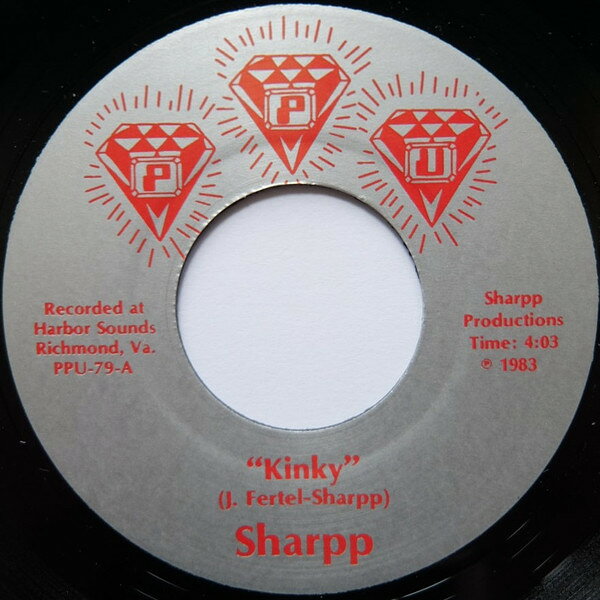 ・アーティスト Sharpp ・タイトル Kinky ・レーベル・型番 Peoples Potential Unlimited PPU79 ・フォーマット 7インチレコード ・コンディション(盤) 新品 (M) ・コンディション(ジャケット) 新品 (M) ・コンディション(帯) オビなし ・特記事項 【未開封】 サンプル画像です。実際の商品の画像ではありません 商品写真はバーコード/カタログ番号に対応したサンプル画像ですので、お送りする商品の画像ではありません。帯やライナーなどの付属品は、特記事項に記載されている場合のみ含まれます。プロモやカラーレコードなどの仕様についても、該当する場合のみ特記事項に記載しています。 【ご購入前に必ずご確認ください】 ・本店サイト(www.recordcity.jp)とは価格、送料が違います ・本店サイト、その他支店のオーダーとは同梱発送できません ・注文確定後に別の注文を頂いた場合、注文同士の同梱は致しかねます。 ・別倉庫から発送しているため、店頭受け渡しは対応しておりません ・一部商品は他の通販サイトでも販売しているため、ご注文のタイミングによっては商品のご用意ができない場合がございます。 ・土日祝日はお休みです 金曜・祝前日9時以降のご連絡またはご入金は、返答または発送が週明け・祝日明けに順次対応となります。 ・ご購入後のキャンセル不可 ご購入後のキャンセルはいかなる理由においてもお受けできません。ご了承の上、ご購入くださいませ。 ・日本郵便(ゆうパック/ゆうメール)によるお届けになります。 ・中古品であることをご理解ください 当ストアでは中古商品を主に販売しております。中古品であることをご理解の上ご購入ください。また、一部商品はRecordCityオンラインストアで試聴可能です。 ・返品について お客様のご都合による返品は一切承っておりません。 表記の内容と実際の商品に相違がある場合、また針飛び等で返品・返金をご希望される場合は、商品の到着後1週間以内にご連絡ください。商品の返送をこちらで確認後、キャンセル・返金を行います。 コンディションVG以下の商品は返品できません。プレイに影響のない表面のこすれ傷、プレス起因のノイズ盤は返品の対象外です。 【コンディション表記】 ・ほぼ新品(M-)(Like New) 完全な新品。未使用。当店ではほぼ使用しません ・非常に良い(EX)(Excellent) 中古盤として美品な状態。わずかな経年を感じるものの傷みを感じさせない、当店基準で最高の状態 ・良い(VG+)(Very Good Plus) 丁寧に扱われた中古品で、軽い使用感がみられる。 ・可(VG)(Acceptable) 使い込まれた中古品で、「良い」よりもさらに使用感がみられる。 ・悪い(VG-)(Bad) 状態が悪いアイテム。使用の保障はなく、再生不可、針飛び、目立つノイズがあるかもしれない。状態によるクレーム不可。返品不可。 ・非常に悪い(G)(Very Bad) 「悪い」よりさらに状態が悪いアイテム。使用の保障はなく、再生不可、針飛び、目立つノイズがあるかもしれない。状態によるクレーム不可。返品不可。 ・ジャンク(Fair)(Junk/Fair) 割れている、反っている、水ダメージがある、カビ、ジャケットが分離している、ひどい書き込み、ひどい擦れなど最低の状態。使用の保障はなく、再生不可、針飛び、目立つノイズがあるかもしれない。状態によるクレーム不可。返品不可。 ・ジャンク(Poor)(Junk/Poor) 割れている、反っている、水ダメージがある、カビ、ジャケットが分離している、ひどい書き込み、ひどい擦れなど最低の状態。使用の保障はなく、再生不可、針飛び、目立つノイズがあるかもしれない。状態によるクレーム不可。返品不可。
