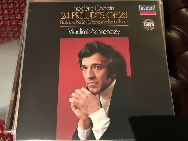 ・アーティスト Fr?d?ric Chopin - Vladimir Ashkenazy ・タイトル 24 Preludes, Op. 28 ・レーベル・型番 Decca 6422450 ・フォーマット LPレコード ・コンディション(盤) 非常に良い(EX) ・コンディション(ジャケット) 可 (VG) ・コンディション(帯) オビなし ・特記事項 【カバー破れ】 サンプル画像です。実際の商品の画像ではありません 商品写真はバーコード/カタログ番号に対応したサンプル画像ですので、お送りする商品の画像ではありません。帯やライナーなどの付属品は、特記事項に記載されている場合のみ含まれます。プロモやカラーレコードなどの仕様についても、該当する場合のみ特記事項に記載しています。 【ご購入前に必ずご確認ください】 ・本店サイト(www.recordcity.jp)とは価格、送料が違います ・本店サイト、その他支店のオーダーとは同梱発送できません ・注文確定後に別の注文を頂いた場合、注文同士の同梱は致しかねます。 ・別倉庫から発送しているため、店頭受け渡しは対応しておりません ・一部商品は他の通販サイトでも販売しているため、ご注文のタイミングによっては商品のご用意ができない場合がございます。 ・土日祝日はお休みです 金曜・祝前日9時以降のご連絡またはご入金は、返答または発送が週明け・祝日明けに順次対応となります。 ・ご購入後のキャンセル不可 ご購入後のキャンセルはいかなる理由においてもお受けできません。ご了承の上、ご購入くださいませ。 ・日本郵便(ゆうパック/ゆうメール)によるお届けになります。 ・中古品であることをご理解ください 当ストアでは中古商品を主に販売しております。中古品であることをご理解の上ご購入ください。また、一部商品はRecordCityオンラインストアで試聴可能です。 ・返品について お客様のご都合による返品は一切承っておりません。 表記の内容と実際の商品に相違がある場合、また針飛び等で返品・返金をご希望される場合は、商品の到着後1週間以内にご連絡ください。商品の返送をこちらで確認後、キャンセル・返金を行います。 コンディションVG以下の商品は返品できません。プレイに影響のない表面のこすれ傷、プレス起因のノイズ盤は返品の対象外です。 【コンディション表記】 ・ほぼ新品(M-)(Like New) 完全な新品。未使用。当店ではほぼ使用しません ・非常に良い(EX)(Excellent) 中古盤として美品な状態。わずかな経年を感じるものの傷みを感じさせない、当店基準で最高の状態 ・良い(VG+)(Very Good Plus) 丁寧に扱われた中古品で、軽い使用感がみられる。 ・可(VG)(Acceptable) 使い込まれた中古品で、「良い」よりもさらに使用感がみられる。 ・悪い(VG-)(Bad) 状態が悪いアイテム。使用の保障はなく、再生不可、針飛び、目立つノイズがあるかもしれない。状態によるクレーム不可。返品不可。 ・非常に悪い(G)(Very Bad) 「悪い」よりさらに状態が悪いアイテム。使用の保障はなく、再生不可、針飛び、目立つノイズがあるかもしれない。状態によるクレーム不可。返品不可。 ・ジャンク(Fair)(Junk/Fair) 割れている、反っている、水ダメージがある、カビ、ジャケットが分離している、ひどい書き込み、ひどい擦れなど最低の状態。使用の保障はなく、再生不可、針飛び、目立つノイズがあるかもしれない。状態によるクレーム不可。返品不可。 ・ジャンク(Poor)(Junk/Poor) 割れている、反っている、水ダメージがある、カビ、ジャケットが分離している、ひどい書き込み、ひどい擦れなど最低の状態。使用の保障はなく、再生不可、針飛び、目立つノイズがあるかもしれない。状態によるクレーム不可。返品不可。