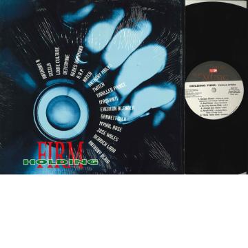 ・アーティスト Various ・タイトル Holding Firm ・レーベル・型番 VP Records, Star Trail VPRL2061 ・フォーマット LPレコード ・コンディション(盤) 良い (VG+) ・コンディション(ジャケット) 非常に良い(EX) ・コンディション(帯) オビなし ・特記事項 【LP=EX+/SEW/stain　CVR=EX+ 】 サンプル画像です。実際の商品の画像ではありません 商品写真はバーコード/カタログ番号に対応したサンプル画像ですので、お送りする商品の画像ではありません。帯やライナーなどの付属品は、特記事項に記載されている場合のみ含まれます。プロモやカラーレコードなどの仕様についても、該当する場合のみ特記事項に記載しています。 【ご購入前に必ずご確認ください】 ・本店サイト(www.recordcity.jp)とは価格、送料が違います ・本店サイト、その他支店のオーダーとは同梱発送できません ・注文確定後に別の注文を頂いた場合、注文同士の同梱は致しかねます。 ・別倉庫から発送しているため、店頭受け渡しは対応しておりません ・一部商品は他の通販サイトでも販売しているため、ご注文のタイミングによっては商品のご用意ができない場合がございます。 ・土日祝日はお休みです 金曜・祝前日9時以降のご連絡またはご入金は、返答または発送が週明け・祝日明けに順次対応となります。 ・ご購入後のキャンセル不可 ご購入後のキャンセルはいかなる理由においてもお受けできません。ご了承の上、ご購入くださいませ。 ・日本郵便(ゆうパック/ゆうメール)によるお届けになります。 ・中古品であることをご理解ください 当ストアでは中古商品を主に販売しております。中古品であることをご理解の上ご購入ください。また、一部商品はRecordCityオンラインストアで試聴可能です。 ・返品について お客様のご都合による返品は一切承っておりません。 表記の内容と実際の商品に相違がある場合、また針飛び等で返品・返金をご希望される場合は、商品の到着後1週間以内にご連絡ください。商品の返送をこちらで確認後、キャンセル・返金を行います。 コンディションVG以下の商品は返品できません。プレイに影響のない表面のこすれ傷、プレス起因のノイズ盤は返品の対象外です。 【コンディション表記】 ・ほぼ新品(M-)(Like New) 完全な新品。未使用。当店ではほぼ使用しません ・非常に良い(EX)(Excellent) 中古盤として美品な状態。わずかな経年を感じるものの傷みを感じさせない、当店基準で最高の状態 ・良い(VG+)(Very Good Plus) 丁寧に扱われた中古品で、軽い使用感がみられる。 ・可(VG)(Acceptable) 使い込まれた中古品で、「良い」よりもさらに使用感がみられる。 ・悪い(VG-)(Bad) 状態が悪いアイテム。使用の保障はなく、再生不可、針飛び、目立つノイズがあるかもしれない。状態によるクレーム不可。返品不可。 ・非常に悪い(G)(Very Bad) 「悪い」よりさらに状態が悪いアイテム。使用の保障はなく、再生不可、針飛び、目立つノイズがあるかもしれない。状態によるクレーム不可。返品不可。 ・ジャンク(Fair)(Junk/Fair) 割れている、反っている、水ダメージがある、カビ、ジャケットが分離している、ひどい書き込み、ひどい擦れなど最低の状態。使用の保障はなく、再生不可、針飛び、目立つノイズがあるかもしれない。状態によるクレーム不可。返品不可。 ・ジャンク(Poor)(Junk/Poor) 割れている、反っている、水ダメージがある、カビ、ジャケットが分離している、ひどい書き込み、ひどい擦れなど最低の状態。使用の保障はなく、再生不可、針飛び、目立つノイズがあるかもしれない。状態によるクレーム不可。返品不可。