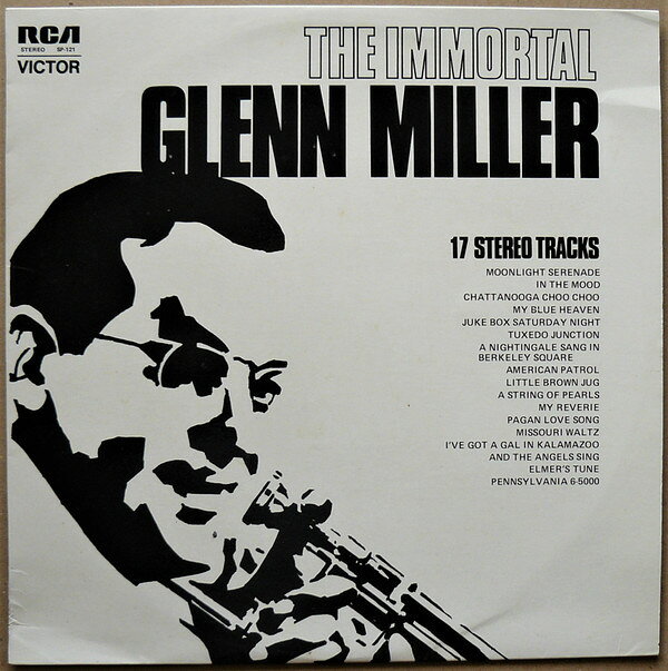・アーティスト Glenn Miller ・タイトル The Immortal Glenn Miller ・レーベル・型番 RCA Victor CPRS1274 ・フォーマット LPレコード ・コンディション(盤) 良い (VG+) ・コンディション(ジャケット) 良い (VG+) ・コンディション(帯) オビなし ・特記事項 【カバーにリングウェア】 サンプル画像です。実際の商品の画像ではありません 商品写真はバーコード/カタログ番号に対応したサンプル画像ですので、お送りする商品の画像ではありません。帯やライナーなどの付属品は、特記事項に記載されている場合のみ含まれます。プロモやカラーレコードなどの仕様についても、該当する場合のみ特記事項に記載しています。 【ご購入前に必ずご確認ください】 ・本店サイト(www.recordcity.jp)とは価格、送料が違います ・本店サイト、その他支店のオーダーとは同梱発送できません ・注文確定後に別の注文を頂いた場合、注文同士の同梱は致しかねます。 ・別倉庫から発送しているため、店頭受け渡しは対応しておりません ・一部商品は他の通販サイトでも販売しているため、ご注文のタイミングによっては商品のご用意ができない場合がございます。 ・土日祝日はお休みです 金曜・祝前日9時以降のご連絡またはご入金は、返答または発送が週明け・祝日明けに順次対応となります。 ・ご購入後のキャンセル不可 ご購入後のキャンセルはいかなる理由においてもお受けできません。ご了承の上、ご購入くださいませ。 ・日本郵便(ゆうパック/ゆうメール)によるお届けになります。 ・中古品であることをご理解ください 当ストアでは中古商品を主に販売しております。中古品であることをご理解の上ご購入ください。また、一部商品はRecordCityオンラインストアで試聴可能です。 ・返品について お客様のご都合による返品は一切承っておりません。 表記の内容と実際の商品に相違がある場合、また針飛び等で返品・返金をご希望される場合は、商品の到着後1週間以内にご連絡ください。商品の返送をこちらで確認後、キャンセル・返金を行います。 コンディションVG以下の商品は返品できません。プレイに影響のない表面のこすれ傷、プレス起因のノイズ盤は返品の対象外です。 【コンディション表記】 ・ほぼ新品(M-)(Like New) 完全な新品。未使用。当店ではほぼ使用しません ・非常に良い(EX)(Excellent) 中古盤として美品な状態。わずかな経年を感じるものの傷みを感じさせない、当店基準で最高の状態 ・良い(VG+)(Very Good Plus) 丁寧に扱われた中古品で、軽い使用感がみられる。 ・可(VG)(Acceptable) 使い込まれた中古品で、「良い」よりもさらに使用感がみられる。 ・悪い(VG-)(Bad) 状態が悪いアイテム。使用の保障はなく、再生不可、針飛び、目立つノイズがあるかもしれない。状態によるクレーム不可。返品不可。 ・非常に悪い(G)(Very Bad) 「悪い」よりさらに状態が悪いアイテム。使用の保障はなく、再生不可、針飛び、目立つノイズがあるかもしれない。状態によるクレーム不可。返品不可。 ・ジャンク(Fair)(Junk/Fair) 割れている、反っている、水ダメージがある、カビ、ジャケットが分離している、ひどい書き込み、ひどい擦れなど最低の状態。使用の保障はなく、再生不可、針飛び、目立つノイズがあるかもしれない。状態によるクレーム不可。返品不可。 ・ジャンク(Poor)(Junk/Poor) 割れている、反っている、水ダメージがある、カビ、ジャケットが分離している、ひどい書き込み、ひどい擦れなど最低の状態。使用の保障はなく、再生不可、針飛び、目立つノイズがあるかもしれない。状態によるクレーム不可。返品不可。