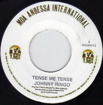 ・アーティスト Johnny Ringo ・タイトル Tense Me Tense ・レーベル・型番 Moa Anbessa MOA012 ・フォーマット 7インチレコード ・コンディション(盤) 非常に良い(EX) ・コンディション(ジャケット) ・コンディション(帯) オビなし ・特記事項 サンプル画像です。実際の商品の画像ではありません 商品写真はバーコード/カタログ番号に対応したサンプル画像ですので、お送りする商品の画像ではありません。帯やライナーなどの付属品は、特記事項に記載されている場合のみ含まれます。プロモやカラーレコードなどの仕様についても、該当する場合のみ特記事項に記載しています。 【ご購入前に必ずご確認ください】 ・本店サイト(www.recordcity.jp)とは価格、送料が違います ・本店サイト、その他支店のオーダーとは同梱発送できません ・注文確定後に別の注文を頂いた場合、注文同士の同梱は致しかねます。 ・別倉庫から発送しているため、店頭受け渡しは対応しておりません ・一部商品は他の通販サイトでも販売しているため、ご注文のタイミングによっては商品のご用意ができない場合がございます。 ・土日祝日はお休みです 金曜・祝前日9時以降のご連絡またはご入金は、返答または発送が週明け・祝日明けに順次対応となります。 ・ご購入後のキャンセル不可 ご購入後のキャンセルはいかなる理由においてもお受けできません。ご了承の上、ご購入くださいませ。 ・日本郵便(ゆうパック/ゆうメール)によるお届けになります。 ・中古品であることをご理解ください 当ストアでは中古商品を主に販売しております。中古品であることをご理解の上ご購入ください。また、一部商品はRecordCityオンラインストアで試聴可能です。 ・返品について お客様のご都合による返品は一切承っておりません。 表記の内容と実際の商品に相違がある場合、また針飛び等で返品・返金をご希望される場合は、商品の到着後1週間以内にご連絡ください。商品の返送をこちらで確認後、キャンセル・返金を行います。 コンディションVG以下の商品は返品できません。プレイに影響のない表面のこすれ傷、プレス起因のノイズ盤は返品の対象外です。 【コンディション表記】 ・ほぼ新品(M-)(Like New) 完全な新品。未使用。当店ではほぼ使用しません ・非常に良い(EX)(Excellent) 中古盤として美品な状態。わずかな経年を感じるものの傷みを感じさせない、当店基準で最高の状態 ・良い(VG+)(Very Good Plus) 丁寧に扱われた中古品で、軽い使用感がみられる。 ・可(VG)(Acceptable) 使い込まれた中古品で、「良い」よりもさらに使用感がみられる。 ・悪い(VG-)(Bad) 状態が悪いアイテム。使用の保障はなく、再生不可、針飛び、目立つノイズがあるかもしれない。状態によるクレーム不可。返品不可。 ・非常に悪い(G)(Very Bad) 「悪い」よりさらに状態が悪いアイテム。使用の保障はなく、再生不可、針飛び、目立つノイズがあるかもしれない。状態によるクレーム不可。返品不可。 ・ジャンク(Fair)(Junk/Fair) 割れている、反っている、水ダメージがある、カビ、ジャケットが分離している、ひどい書き込み、ひどい擦れなど最低の状態。使用の保障はなく、再生不可、針飛び、目立つノイズがあるかもしれない。状態によるクレーム不可。返品不可。 ・ジャンク(Poor)(Junk/Poor) 割れている、反っている、水ダメージがある、カビ、ジャケットが分離している、ひどい書き込み、ひどい擦れなど最低の状態。使用の保障はなく、再生不可、針飛び、目立つノイズがあるかもしれない。状態によるクレーム不可。返品不可。