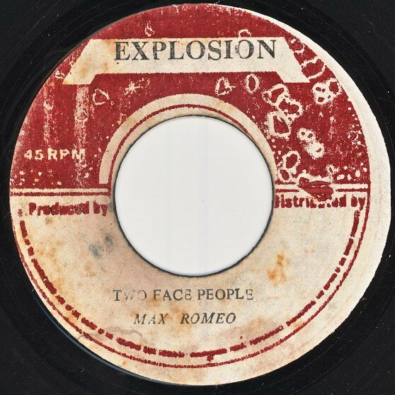 ・アーティスト Max Romeo / I-Roy ・タイトル Two Face People / Rose Of Sherron ・レーベル・型番 Explosion NONE ・フォーマット 7インチレコード ・コンディション(盤) 悪い (VG-) ・コンディション(ジャケット) ・コンディション(帯) オビなし ・特記事項 【盤に目立った跡】【盤に小さいキズ】【レーベルに染み】【VG/SEW/HLD】 サンプル画像です。実際の商品の画像ではありません 商品写真はバーコード/カタログ番号に対応したサンプル画像ですので、お送りする商品の画像ではありません。帯やライナーなどの付属品は、特記事項に記載されている場合のみ含まれます。プロモやカラーレコードなどの仕様についても、該当する場合のみ特記事項に記載しています。 【ご購入前に必ずご確認ください】 ・本店サイト(www.recordcity.jp)とは価格、送料が違います ・本店サイト、その他支店のオーダーとは同梱発送できません ・注文確定後に別の注文を頂いた場合、注文同士の同梱は致しかねます。 ・別倉庫から発送しているため、店頭受け渡しは対応しておりません ・一部商品は他の通販サイトでも販売しているため、ご注文のタイミングによっては商品のご用意ができない場合がございます。 ・土日祝日はお休みです 金曜・祝前日9時以降のご連絡またはご入金は、返答または発送が週明け・祝日明けに順次対応となります。 ・ご購入後のキャンセル不可 ご購入後のキャンセルはいかなる理由においてもお受けできません。ご了承の上、ご購入くださいませ。 ・日本郵便(ゆうパック/ゆうメール)によるお届けになります。 ・中古品であることをご理解ください 当ストアでは中古商品を主に販売しております。中古品であることをご理解の上ご購入ください。また、一部商品はRecordCityオンラインストアで試聴可能です。 ・返品について お客様のご都合による返品は一切承っておりません。 表記の内容と実際の商品に相違がある場合、また針飛び等で返品・返金をご希望される場合は、商品の到着後1週間以内にご連絡ください。商品の返送をこちらで確認後、キャンセル・返金を行います。 コンディションVG以下の商品は返品できません。プレイに影響のない表面のこすれ傷、プレス起因のノイズ盤は返品の対象外です。 【コンディション表記】 ・ほぼ新品(M-)(Like New) 完全な新品。未使用。当店ではほぼ使用しません ・非常に良い(EX)(Excellent) 中古盤として美品な状態。わずかな経年を感じるものの傷みを感じさせない、当店基準で最高の状態 ・良い(VG+)(Very Good Plus) 丁寧に扱われた中古品で、軽い使用感がみられる。 ・可(VG)(Acceptable) 使い込まれた中古品で、「良い」よりもさらに使用感がみられる。 ・悪い(VG-)(Bad) 状態が悪いアイテム。使用の保障はなく、再生不可、針飛び、目立つノイズがあるかもしれない。状態によるクレーム不可。返品不可。 ・非常に悪い(G)(Very Bad) 「悪い」よりさらに状態が悪いアイテム。使用の保障はなく、再生不可、針飛び、目立つノイズがあるかもしれない。状態によるクレーム不可。返品不可。 ・ジャンク(Fair)(Junk/Fair) 割れている、反っている、水ダメージがある、カビ、ジャケットが分離している、ひどい書き込み、ひどい擦れなど最低の状態。使用の保障はなく、再生不可、針飛び、目立つノイズがあるかもしれない。状態によるクレーム不可。返品不可。 ・ジャンク(Poor)(Junk/Poor) 割れている、反っている、水ダメージがある、カビ、ジャケットが分離している、ひどい書き込み、ひどい擦れなど最低の状態。使用の保障はなく、再生不可、針飛び、目立つノイズがあるかもしれない。状態によるクレーム不可。返品不可。
