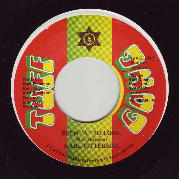 ・アーティスト Karl Pitterson ・タイトル Been ''A'' So Long ・レーベル・型番 Tuff Gong NONE ・フォーマット 7インチレコード ・コンディション(盤) 良い (VG+) ・コンディション(ジャケット) ・コンディション(帯) オビなし ・特記事項 サンプル画像です。実際の商品の画像ではありません 商品写真はバーコード/カタログ番号に対応したサンプル画像ですので、お送りする商品の画像ではありません。帯やライナーなどの付属品は、特記事項に記載されている場合のみ含まれます。プロモやカラーレコードなどの仕様についても、該当する場合のみ特記事項に記載しています。 【ご購入前に必ずご確認ください】 ・本店サイト(www.recordcity.jp)とは価格、送料が違います ・本店サイト、その他支店のオーダーとは同梱発送できません ・注文確定後に別の注文を頂いた場合、注文同士の同梱は致しかねます。 ・別倉庫から発送しているため、店頭受け渡しは対応しておりません ・一部商品は他の通販サイトでも販売しているため、ご注文のタイミングによっては商品のご用意ができない場合がございます。 ・土日祝日はお休みです 金曜・祝前日9時以降のご連絡またはご入金は、返答または発送が週明け・祝日明けに順次対応となります。 ・ご購入後のキャンセル不可 ご購入後のキャンセルはいかなる理由においてもお受けできません。ご了承の上、ご購入くださいませ。 ・日本郵便(ゆうパック/ゆうメール)によるお届けになります。 ・中古品であることをご理解ください 当ストアでは中古商品を主に販売しております。中古品であることをご理解の上ご購入ください。また、一部商品はRecordCityオンラインストアで試聴可能です。 ・返品について お客様のご都合による返品は一切承っておりません。 表記の内容と実際の商品に相違がある場合、また針飛び等で返品・返金をご希望される場合は、商品の到着後1週間以内にご連絡ください。商品の返送をこちらで確認後、キャンセル・返金を行います。 コンディションVG以下の商品は返品できません。プレイに影響のない表面のこすれ傷、プレス起因のノイズ盤は返品の対象外です。 【コンディション表記】 ・ほぼ新品(M-)(Like New) 完全な新品。未使用。当店ではほぼ使用しません ・非常に良い(EX)(Excellent) 中古盤として美品な状態。わずかな経年を感じるものの傷みを感じさせない、当店基準で最高の状態 ・良い(VG+)(Very Good Plus) 丁寧に扱われた中古品で、軽い使用感がみられる。 ・可(VG)(Acceptable) 使い込まれた中古品で、「良い」よりもさらに使用感がみられる。 ・悪い(VG-)(Bad) 状態が悪いアイテム。使用の保障はなく、再生不可、針飛び、目立つノイズがあるかもしれない。状態によるクレーム不可。返品不可。 ・非常に悪い(G)(Very Bad) 「悪い」よりさらに状態が悪いアイテム。使用の保障はなく、再生不可、針飛び、目立つノイズがあるかもしれない。状態によるクレーム不可。返品不可。 ・ジャンク(Fair)(Junk/Fair) 割れている、反っている、水ダメージがある、カビ、ジャケットが分離している、ひどい書き込み、ひどい擦れなど最低の状態。使用の保障はなく、再生不可、針飛び、目立つノイズがあるかもしれない。状態によるクレーム不可。返品不可。 ・ジャンク(Poor)(Junk/Poor) 割れている、反っている、水ダメージがある、カビ、ジャケットが分離している、ひどい書き込み、ひどい擦れなど最低の状態。使用の保障はなく、再生不可、針飛び、目立つノイズがあるかもしれない。状態によるクレーム不可。返品不可。