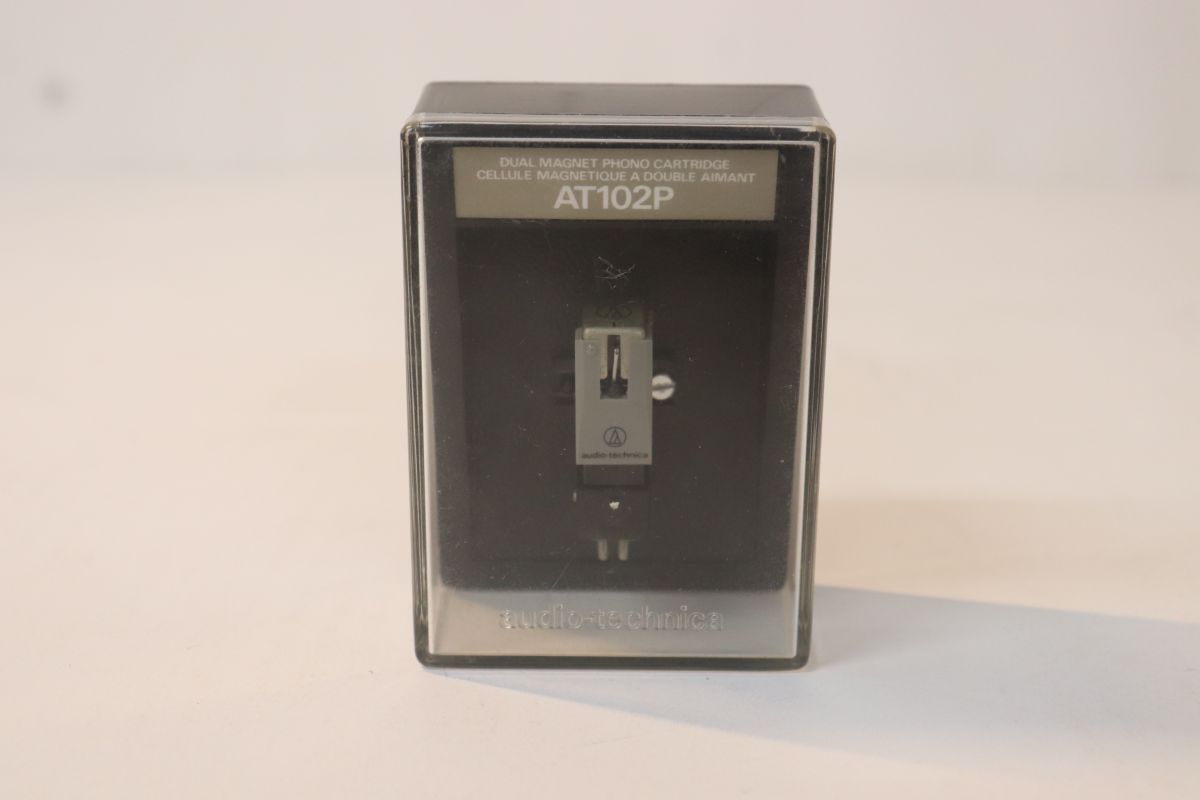 ・商品説明 Audio-Technica オーディオテクニカ AT-102P VMカートリッジ　VM Cartridge 商品状態：B　標準的な中古品 ■ケース付き　■針やや曲がり　■動作確認済み 参考重量：33(g) 型式 VMカートリッジ周波数特性 20Hz～20kHz出力電圧 5.0mV自重 6.0g交換針 ATN-102P ご購入前に必ずご確認ください ・ご購入者様都合によるご購入後のキャンセル・返品は、いかなる理由においてもお受けできません。 ・送料および代引き手数料はご購入者様のご負担となります。 ・決済期日までにご入金が確認できない場合は、「ご購入者様都合」にてキャンセルさせていただきます。 ・状況により、配送方法を変更させていただく場合がございます。 ・ご注文確定後の商品の追加や複数注文の同梱対応は、一切承っておりません。 ・土日・祝日は原則として発送業務を行っておりません。 ・商品説明は正確に記載するよう努めておりますが、中古品は予期せぬ傷や汚れ等がある場合がございます。ご理解のうえご購入ください。 4342326