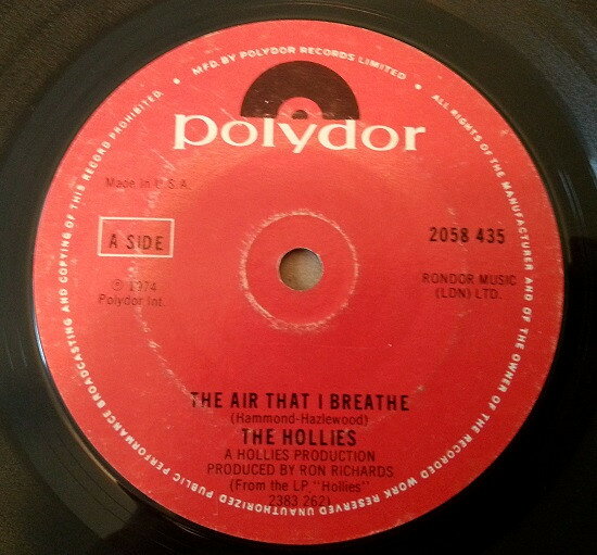 ・アーティスト Hollies ・タイトル The Air That I Breathe ・レーベル・型番 Polydor 2058435 ・フォーマット 7インチレコード ・コンディション(盤) 良い (VG+) ・コンディション(ジャケット) プレインカバー（元ジャケット／カバー無し） ・コンディション(帯) オビなし ・特記事項 サンプル画像です。実際の商品の画像ではありません 商品写真はバーコード/カタログ番号に対応したサンプル画像ですので、お送りする商品の画像ではありません。帯やライナーなどの付属品は、特記事項に記載されている場合のみ含まれます。プロモやカラーレコードなどの仕様についても、該当する場合のみ特記事項に記載しています。 【ご購入前に必ずご確認ください】 ・本店サイト(www.recordcity.jp)とは価格、送料が違います ・本店サイト、その他支店のオーダーとは同梱発送できません ・注文確定後に別の注文を頂いた場合、注文同士の同梱は致しかねます。 ・別倉庫から発送しているため、店頭受け渡しは対応しておりません ・一部商品は他の通販サイトでも販売しているため、ご注文のタイミングによっては商品のご用意ができない場合がございます。 ・土日祝日はお休みです 金曜・祝前日9時以降のご連絡またはご入金は、返答または発送が週明け・祝日明けに順次対応となります。 ・ご購入後のキャンセル不可 ご購入後のキャンセルはいかなる理由においてもお受けできません。ご了承の上、ご購入くださいませ。 ・日本郵便(ゆうパック/ゆうメール)によるお届けになります。 ・中古品であることをご理解ください 当ストアでは中古商品を主に販売しております。中古品であることをご理解の上ご購入ください。また、一部商品はRecordCityオンラインストアで試聴可能です。 ・返品について お客様のご都合による返品は一切承っておりません。 表記の内容と実際の商品に相違がある場合、また針飛び等で返品・返金をご希望される場合は、商品の到着後1週間以内にご連絡ください。商品の返送をこちらで確認後、キャンセル・返金を行います。 コンディションVG以下の商品は返品できません。プレイに影響のない表面のこすれ傷、プレス起因のノイズ盤は返品の対象外です。 【コンディション表記】 ・ほぼ新品(M-)(Like New) 完全な新品。未使用。当店ではほぼ使用しません ・非常に良い(EX)(Excellent) 中古盤として美品な状態。わずかな経年を感じるものの傷みを感じさせない、当店基準で最高の状態 ・良い(VG+)(Very Good Plus) 丁寧に扱われた中古品で、軽い使用感がみられる。 ・可(VG)(Acceptable) 使い込まれた中古品で、「良い」よりもさらに使用感がみられる。 ・悪い(VG-)(Bad) 状態が悪いアイテム。使用の保障はなく、再生不可、針飛び、目立つノイズがあるかもしれない。状態によるクレーム不可。返品不可。 ・非常に悪い(G)(Very Bad) 「悪い」よりさらに状態が悪いアイテム。使用の保障はなく、再生不可、針飛び、目立つノイズがあるかもしれない。状態によるクレーム不可。返品不可。 ・ジャンク(Fair)(Junk/Fair) 割れている、反っている、水ダメージがある、カビ、ジャケットが分離している、ひどい書き込み、ひどい擦れなど最低の状態。使用の保障はなく、再生不可、針飛び、目立つノイズがあるかもしれない。状態によるクレーム不可。返品不可。 ・ジャンク(Poor)(Junk/Poor) 割れている、反っている、水ダメージがある、カビ、ジャケットが分離している、ひどい書き込み、ひどい擦れなど最低の状態。使用の保障はなく、再生不可、針飛び、目立つノイズがあるかもしれない。状態によるクレーム不可。返品不可。