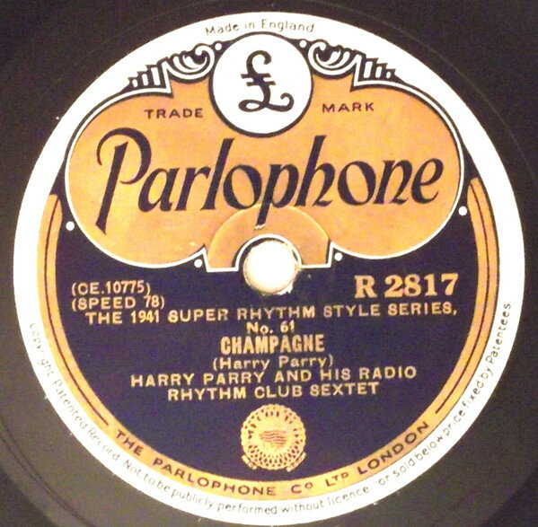 ・アーティスト Harry Parry & His Radio Rhythm Club Sextet ・タイトル Champagne / Honeysuckle Rose ・レーベル・型番 Parlophone R2817 ・フォーマット 78回転SP盤レコード ・コンディション(盤) 可 (VG) ・コンディション(ジャケット) プレインカバー（元ジャケット／カバー無し） ・コンディション(帯) オビなし ・特記事項 【※再生コンディションによる返品不可】【盤に小さいキズ】 サンプル画像です。実際の商品の画像ではありません 商品写真はバーコード/カタログ番号に対応したサンプル画像ですので、お送りする商品の画像ではありません。帯やライナーなどの付属品は、特記事項に記載されている場合のみ含まれます。プロモやカラーレコードなどの仕様についても、該当する場合のみ特記事項に記載しています。 【ご購入前に必ずご確認ください】 ・本店サイト(www.recordcity.jp)とは価格、送料が違います ・本店サイト、その他支店のオーダーとは同梱発送できません ・注文確定後に別の注文を頂いた場合、注文同士の同梱は致しかねます。 ・別倉庫から発送しているため、店頭受け渡しは対応しておりません ・一部商品は他の通販サイトでも販売しているため、ご注文のタイミングによっては商品のご用意ができない場合がございます。 ・土日祝日はお休みです 金曜・祝前日9時以降のご連絡またはご入金は、返答または発送が週明け・祝日明けに順次対応となります。 ・ご購入後のキャンセル不可 ご購入後のキャンセルはいかなる理由においてもお受けできません。ご了承の上、ご購入くださいませ。 ・日本郵便(ゆうパック/ゆうメール)によるお届けになります。 ・中古品であることをご理解ください 当ストアでは中古商品を主に販売しております。中古品であることをご理解の上ご購入ください。また、一部商品はRecordCityオンラインストアで試聴可能です。 ・返品について お客様のご都合による返品は一切承っておりません。 表記の内容と実際の商品に相違がある場合、また針飛び等で返品・返金をご希望される場合は、商品の到着後1週間以内にご連絡ください。商品の返送をこちらで確認後、キャンセル・返金を行います。 コンディションVG以下の商品は返品できません。プレイに影響のない表面のこすれ傷、プレス起因のノイズ盤は返品の対象外です。 【コンディション表記】 ・ほぼ新品(M-)(Like New) 完全な新品。未使用。当店ではほぼ使用しません ・非常に良い(EX)(Excellent) 中古盤として美品な状態。わずかな経年を感じるものの傷みを感じさせない、当店基準で最高の状態 ・良い(VG+)(Very Good Plus) 丁寧に扱われた中古品で、軽い使用感がみられる。 ・可(VG)(Acceptable) 使い込まれた中古品で、「良い」よりもさらに使用感がみられる。 ・悪い(VG-)(Bad) 状態が悪いアイテム。使用の保障はなく、再生不可、針飛び、目立つノイズがあるかもしれない。状態によるクレーム不可。返品不可。 ・非常に悪い(G)(Very Bad) 「悪い」よりさらに状態が悪いアイテム。使用の保障はなく、再生不可、針飛び、目立つノイズがあるかもしれない。状態によるクレーム不可。返品不可。 ・ジャンク(Fair)(Junk/Fair) 割れている、反っている、水ダメージがある、カビ、ジャケットが分離している、ひどい書き込み、ひどい擦れなど最低の状態。使用の保障はなく、再生不可、針飛び、目立つノイズがあるかもしれない。状態によるクレーム不可。返品不可。 ・ジャンク(Poor)(Junk/Poor) 割れている、反っている、水ダメージがある、カビ、ジャケットが分離している、ひどい書き込み、ひどい擦れなど最低の状態。使用の保障はなく、再生不可、針飛び、目立つノイズがあるかもしれない。状態によるクレーム不可。返品不可。