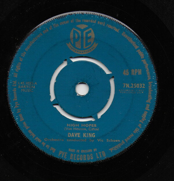 ・アーティスト Dave King ・タイトル High Hopes ・レーベル・型番 Pye International 7N25032 ・フォーマット 7インチレコード ・コンディション(盤) 良い (VG+) ・コンディション(ジャケット) プレインカバー（元ジャケット／カバー無し） ・コンディション(帯) オビなし ・特記事項 【盤に小さいキズ】【レーベルに書き込み】 サンプル画像です。実際の商品の画像ではありません 商品写真はバーコード/カタログ番号に対応したサンプル画像ですので、お送りする商品の画像ではありません。帯やライナーなどの付属品は、特記事項に記載されている場合のみ含まれます。プロモやカラーレコードなどの仕様についても、該当する場合のみ特記事項に記載しています。 【ご購入前に必ずご確認ください】 ・本店サイト(www.recordcity.jp)とは価格、送料が違います ・本店サイト、その他支店のオーダーとは同梱発送できません ・注文確定後に別の注文を頂いた場合、注文同士の同梱は致しかねます。 ・別倉庫から発送しているため、店頭受け渡しは対応しておりません ・一部商品は他の通販サイトでも販売しているため、ご注文のタイミングによっては商品のご用意ができない場合がございます。 ・土日祝日はお休みです 金曜・祝前日9時以降のご連絡またはご入金は、返答または発送が週明け・祝日明けに順次対応となります。 ・ご購入後のキャンセル不可 ご購入後のキャンセルはいかなる理由においてもお受けできません。ご了承の上、ご購入くださいませ。 ・日本郵便(ゆうパック/ゆうメール)によるお届けになります。 ・中古品であることをご理解ください 当ストアでは中古商品を主に販売しております。中古品であることをご理解の上ご購入ください。また、一部商品はRecordCityオンラインストアで試聴可能です。 ・返品について お客様のご都合による返品は一切承っておりません。 表記の内容と実際の商品に相違がある場合、また針飛び等で返品・返金をご希望される場合は、商品の到着後1週間以内にご連絡ください。商品の返送をこちらで確認後、キャンセル・返金を行います。 コンディションVG以下の商品は返品できません。プレイに影響のない表面のこすれ傷、プレス起因のノイズ盤は返品の対象外です。 【コンディション表記】 ・ほぼ新品(M-)(Like New) 完全な新品。未使用。当店ではほぼ使用しません ・非常に良い(EX)(Excellent) 中古盤として美品な状態。わずかな経年を感じるものの傷みを感じさせない、当店基準で最高の状態 ・良い(VG+)(Very Good Plus) 丁寧に扱われた中古品で、軽い使用感がみられる。 ・可(VG)(Acceptable) 使い込まれた中古品で、「良い」よりもさらに使用感がみられる。 ・悪い(VG-)(Bad) 状態が悪いアイテム。使用の保障はなく、再生不可、針飛び、目立つノイズがあるかもしれない。状態によるクレーム不可。返品不可。 ・非常に悪い(G)(Very Bad) 「悪い」よりさらに状態が悪いアイテム。使用の保障はなく、再生不可、針飛び、目立つノイズがあるかもしれない。状態によるクレーム不可。返品不可。 ・ジャンク(Fair)(Junk/Fair) 割れている、反っている、水ダメージがある、カビ、ジャケットが分離している、ひどい書き込み、ひどい擦れなど最低の状態。使用の保障はなく、再生不可、針飛び、目立つノイズがあるかもしれない。状態によるクレーム不可。返品不可。 ・ジャンク(Poor)(Junk/Poor) 割れている、反っている、水ダメージがある、カビ、ジャケットが分離している、ひどい書き込み、ひどい擦れなど最低の状態。使用の保障はなく、再生不可、針飛び、目立つノイズがあるかもしれない。状態によるクレーム不可。返品不可。