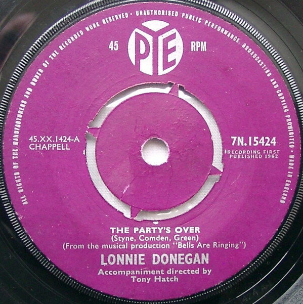 ・アーティスト Lonnie Donegan ・タイトル The Party's Over ・レーベル・型番 Pye Records 7N15424 ・フォーマット 7インチレコード ・コンディション(盤) 良い (VG+) ・コンディション(ジャケット) プレインカバー（元ジャケット／カバー無し） ・コンディション(帯) オビなし ・特記事項 サンプル画像です。実際の商品の画像ではありません 商品写真はバーコード/カタログ番号に対応したサンプル画像ですので、お送りする商品の画像ではありません。帯やライナーなどの付属品は、特記事項に記載されている場合のみ含まれます。プロモやカラーレコードなどの仕様についても、該当する場合のみ特記事項に記載しています。 【ご購入前に必ずご確認ください】 ・本店サイト(www.recordcity.jp)とは価格、送料が違います ・本店サイト、その他支店のオーダーとは同梱発送できません ・別倉庫から発送しているため、店頭受け渡しは対応しておりません ・一部商品は他の通販サイトでも販売しているため、ご注文のタイミングによっては商品のご用意ができない場合がございます。 ・土日祝日はお休みです 金曜・祝前日9時以降のご連絡またはご入金は、返答または発送が週明け・祝日明けに順次対応となります。 ・ご購入後のキャンセル不可 ご購入後のキャンセルはいかなる理由においてもお受けできません。ご了承の上、ご購入くださいませ。 ・日本郵便(ゆうパック/ゆうメール)によるお届けになります。 ・中古品であることをご理解ください 当ストアでは中古商品を主に販売しております。中古品であることをご理解の上ご購入ください。また、一部商品はRecordCityオンラインストアで試聴可能です。 ・返品について お客様のご都合による返品は一切承っておりません。 表記の内容と実際の商品に相違がある場合、また針飛び等で返品・返金をご希望される場合は、商品の到着後1週間以内にご連絡ください。商品の返送をこちらで確認後、キャンセル・返金を行います。 コンディションVG以下の商品は返品できません。プレイに影響のない表面のこすれ傷、プレス起因のノイズ盤は返品の対象外です。 【コンディション表記】 ・ほぼ新品(M-)(Like New) 完全な新品。未使用。当店ではほぼ使用しません ・非常に良い(EX)(Excellent) 中古盤として美品な状態。わずかな経年を感じるものの傷みを感じさせない、当店基準で最高の状態 ・良い(VG+)(Very Good Plus) 丁寧に扱われた中古品で、軽い使用感がみられる。 ・可(VG)(Acceptable) 使い込まれた中古品で、「良い」よりもさらに使用感がみられる。 ・悪い(VG-)(Bad) 状態が悪いアイテム。使用の保障はなく、再生不可、針飛び、目立つノイズがあるかもしれない。状態によるクレーム不可。返品不可。 ・非常に悪い(G)(Very Bad) 「悪い」よりさらに状態が悪いアイテム。使用の保障はなく、再生不可、針飛び、目立つノイズがあるかもしれない。状態によるクレーム不可。返品不可。 ・ジャンク(Fair)(Junk/Fair) 割れている、反っている、水ダメージがある、カビ、ジャケットが分離している、ひどい書き込み、ひどい擦れなど最低の状態。使用の保障はなく、再生不可、針飛び、目立つノイズがあるかもしれない。状態によるクレーム不可。返品不可。 ・ジャンク(Poor)(Junk/Poor) 割れている、反っている、水ダメージがある、カビ、ジャケットが分離している、ひどい書き込み、ひどい擦れなど最低の状態。使用の保障はなく、再生不可、針飛び、目立つノイズがあるかもしれない。状態によるクレーム不可。返品不可。