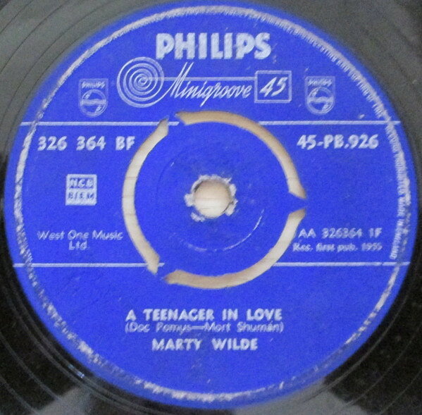 ・アーティスト Marty Wilde ・タイトル A Teenager In Love ・レーベル・型番 Philips 45PB926 ・フォーマット 7インチレコード ・コンディション(盤) 可 (VG) ・コンディション(ジャケット) プレインカバー（元ジャケット／カバー無し） ・コンディション(帯) オビなし ・特記事項 サンプル画像です。実際の商品の画像ではありません 商品写真はバーコード/カタログ番号に対応したサンプル画像ですので、お送りする商品の画像ではありません。帯やライナーなどの付属品は、特記事項に記載されている場合のみ含まれます。プロモやカラーレコードなどの仕様についても、該当する場合のみ特記事項に記載しています。 【ご購入前に必ずご確認ください】 ・本店サイト(www.recordcity.jp)とは価格、送料が違います ・本店サイト、その他支店のオーダーとは同梱発送できません ・注文確定後に別の注文を頂いた場合、注文同士の同梱は致しかねます。 ・別倉庫から発送しているため、店頭受け渡しは対応しておりません ・一部商品は他の通販サイトでも販売しているため、ご注文のタイミングによっては商品のご用意ができない場合がございます。 ・土日祝日はお休みです 金曜・祝前日9時以降のご連絡またはご入金は、返答または発送が週明け・祝日明けに順次対応となります。 ・ご購入後のキャンセル不可 ご購入後のキャンセルはいかなる理由においてもお受けできません。ご了承の上、ご購入くださいませ。 ・日本郵便(ゆうパック/ゆうメール)によるお届けになります。 ・中古品であることをご理解ください 当ストアでは中古商品を主に販売しております。中古品であることをご理解の上ご購入ください。また、一部商品はRecordCityオンラインストアで試聴可能です。 ・返品について お客様のご都合による返品は一切承っておりません。 表記の内容と実際の商品に相違がある場合、また針飛び等で返品・返金をご希望される場合は、商品の到着後1週間以内にご連絡ください。商品の返送をこちらで確認後、キャンセル・返金を行います。 コンディションVG以下の商品は返品できません。プレイに影響のない表面のこすれ傷、プレス起因のノイズ盤は返品の対象外です。 【コンディション表記】 ・ほぼ新品(M-)(Like New) 完全な新品。未使用。当店ではほぼ使用しません ・非常に良い(EX)(Excellent) 中古盤として美品な状態。わずかな経年を感じるものの傷みを感じさせない、当店基準で最高の状態 ・良い(VG+)(Very Good Plus) 丁寧に扱われた中古品で、軽い使用感がみられる。 ・可(VG)(Acceptable) 使い込まれた中古品で、「良い」よりもさらに使用感がみられる。 ・悪い(VG-)(Bad) 状態が悪いアイテム。使用の保障はなく、再生不可、針飛び、目立つノイズがあるかもしれない。状態によるクレーム不可。返品不可。 ・非常に悪い(G)(Very Bad) 「悪い」よりさらに状態が悪いアイテム。使用の保障はなく、再生不可、針飛び、目立つノイズがあるかもしれない。状態によるクレーム不可。返品不可。 ・ジャンク(Fair)(Junk/Fair) 割れている、反っている、水ダメージがある、カビ、ジャケットが分離している、ひどい書き込み、ひどい擦れなど最低の状態。使用の保障はなく、再生不可、針飛び、目立つノイズがあるかもしれない。状態によるクレーム不可。返品不可。 ・ジャンク(Poor)(Junk/Poor) 割れている、反っている、水ダメージがある、カビ、ジャケットが分離している、ひどい書き込み、ひどい擦れなど最低の状態。使用の保障はなく、再生不可、針飛び、目立つノイズがあるかもしれない。状態によるクレーム不可。返品不可。