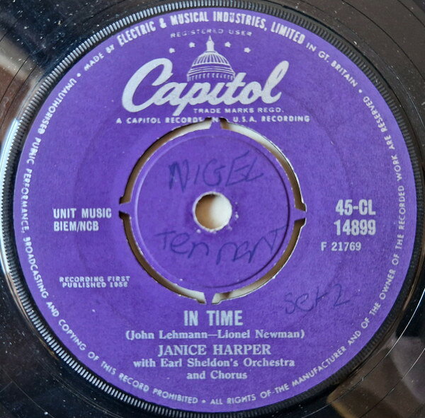 ・アーティスト Janice Harper ・タイトル In Time ・レーベル・型番 Capitol Records 45CL14899 ・フォーマット 7インチレコード ・コンディション(盤) 可 (VG) ・コンディション(ジャケット) プレインカバー（元ジャケット／カバー無し） ・コンディション(帯) オビなし ・特記事項 【盤に目立ったキズ】 サンプル画像です。実際の商品の画像ではありません 商品写真はバーコード/カタログ番号に対応したサンプル画像ですので、お送りする商品の画像ではありません。帯やライナーなどの付属品は、特記事項に記載されている場合のみ含まれます。プロモやカラーレコードなどの仕様についても、該当する場合のみ特記事項に記載しています。 【ご購入前に必ずご確認ください】 ・本店サイト(www.recordcity.jp)とは価格、送料が違います ・本店サイト、その他支店のオーダーとは同梱発送できません ・注文確定後に別の注文を頂いた場合、注文同士の同梱は致しかねます。 ・別倉庫から発送しているため、店頭受け渡しは対応しておりません ・一部商品は他の通販サイトでも販売しているため、ご注文のタイミングによっては商品のご用意ができない場合がございます。 ・土日祝日はお休みです 金曜・祝前日9時以降のご連絡またはご入金は、返答または発送が週明け・祝日明けに順次対応となります。 ・ご購入後のキャンセル不可 ご購入後のキャンセルはいかなる理由においてもお受けできません。ご了承の上、ご購入くださいませ。 ・日本郵便(ゆうパック/ゆうメール)によるお届けになります。 ・中古品であることをご理解ください 当ストアでは中古商品を主に販売しております。中古品であることをご理解の上ご購入ください。また、一部商品はRecordCityオンラインストアで試聴可能です。 ・返品について お客様のご都合による返品は一切承っておりません。 表記の内容と実際の商品に相違がある場合、また針飛び等で返品・返金をご希望される場合は、商品の到着後1週間以内にご連絡ください。商品の返送をこちらで確認後、キャンセル・返金を行います。 コンディションVG以下の商品は返品できません。プレイに影響のない表面のこすれ傷、プレス起因のノイズ盤は返品の対象外です。 【コンディション表記】 ・ほぼ新品(M-)(Like New) 完全な新品。未使用。当店ではほぼ使用しません ・非常に良い(EX)(Excellent) 中古盤として美品な状態。わずかな経年を感じるものの傷みを感じさせない、当店基準で最高の状態 ・良い(VG+)(Very Good Plus) 丁寧に扱われた中古品で、軽い使用感がみられる。 ・可(VG)(Acceptable) 使い込まれた中古品で、「良い」よりもさらに使用感がみられる。 ・悪い(VG-)(Bad) 状態が悪いアイテム。使用の保障はなく、再生不可、針飛び、目立つノイズがあるかもしれない。状態によるクレーム不可。返品不可。 ・非常に悪い(G)(Very Bad) 「悪い」よりさらに状態が悪いアイテム。使用の保障はなく、再生不可、針飛び、目立つノイズがあるかもしれない。状態によるクレーム不可。返品不可。 ・ジャンク(Fair)(Junk/Fair) 割れている、反っている、水ダメージがある、カビ、ジャケットが分離している、ひどい書き込み、ひどい擦れなど最低の状態。使用の保障はなく、再生不可、針飛び、目立つノイズがあるかもしれない。状態によるクレーム不可。返品不可。 ・ジャンク(Poor)(Junk/Poor) 割れている、反っている、水ダメージがある、カビ、ジャケットが分離している、ひどい書き込み、ひどい擦れなど最低の状態。使用の保障はなく、再生不可、針飛び、目立つノイズがあるかもしれない。状態によるクレーム不可。返品不可。
