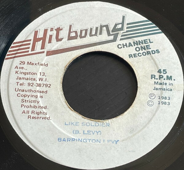 ・アーティスト Barrington Levy ・タイトル Like Soldier ・レーベル・型番 Hit Bound NONE ・フォーマット 7インチレコード ・コンディション(盤) 良い (VG+) ・コンディション(ジャケット) プレインカバー（元ジャケット／カバー無し） ・コンディション(帯) オビなし ・特記事項 サンプル画像です。実際の商品の画像ではありません 商品写真はバーコード/カタログ番号に対応したサンプル画像ですので、お送りする商品の画像ではありません。帯やライナーなどの付属品は、特記事項に記載されている場合のみ含まれます。プロモやカラーレコードなどの仕様についても、該当する場合のみ特記事項に記載しています。 【ご購入前に必ずご確認ください】 ・本店サイト(www.recordcity.jp)とは価格、送料が違います ・本店サイト、その他支店のオーダーとは同梱発送できません ・注文確定後に別の注文を頂いた場合、注文同士の同梱は致しかねます。 ・別倉庫から発送しているため、店頭受け渡しは対応しておりません ・一部商品は他の通販サイトでも販売しているため、ご注文のタイミングによっては商品のご用意ができない場合がございます。 ・土日祝日はお休みです 金曜・祝前日9時以降のご連絡またはご入金は、返答または発送が週明け・祝日明けに順次対応となります。 ・ご購入後のキャンセル不可 ご購入後のキャンセルはいかなる理由においてもお受けできません。ご了承の上、ご購入くださいませ。 ・日本郵便(ゆうパック/ゆうメール)によるお届けになります。 ・中古品であることをご理解ください 当ストアでは中古商品を主に販売しております。中古品であることをご理解の上ご購入ください。また、一部商品はRecordCityオンラインストアで試聴可能です。 ・返品について お客様のご都合による返品は一切承っておりません。 表記の内容と実際の商品に相違がある場合、また針飛び等で返品・返金をご希望される場合は、商品の到着後1週間以内にご連絡ください。商品の返送をこちらで確認後、キャンセル・返金を行います。 コンディションVG以下の商品は返品できません。プレイに影響のない表面のこすれ傷、プレス起因のノイズ盤は返品の対象外です。 【コンディション表記】 ・ほぼ新品(M-)(Like New) 完全な新品。未使用。当店ではほぼ使用しません ・非常に良い(EX)(Excellent) 中古盤として美品な状態。わずかな経年を感じるものの傷みを感じさせない、当店基準で最高の状態 ・良い(VG+)(Very Good Plus) 丁寧に扱われた中古品で、軽い使用感がみられる。 ・可(VG)(Acceptable) 使い込まれた中古品で、「良い」よりもさらに使用感がみられる。 ・悪い(VG-)(Bad) 状態が悪いアイテム。使用の保障はなく、再生不可、針飛び、目立つノイズがあるかもしれない。状態によるクレーム不可。返品不可。 ・非常に悪い(G)(Very Bad) 「悪い」よりさらに状態が悪いアイテム。使用の保障はなく、再生不可、針飛び、目立つノイズがあるかもしれない。状態によるクレーム不可。返品不可。 ・ジャンク(Fair)(Junk/Fair) 割れている、反っている、水ダメージがある、カビ、ジャケットが分離している、ひどい書き込み、ひどい擦れなど最低の状態。使用の保障はなく、再生不可、針飛び、目立つノイズがあるかもしれない。状態によるクレーム不可。返品不可。 ・ジャンク(Poor)(Junk/Poor) 割れている、反っている、水ダメージがある、カビ、ジャケットが分離している、ひどい書き込み、ひどい擦れなど最低の状態。使用の保障はなく、再生不可、針飛び、目立つノイズがあるかもしれない。状態によるクレーム不可。返品不可。