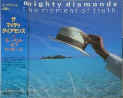 ・アーティスト マイティ・ダイヤモンズ ・タイトル モーメント・オブ・トゥルース ・レーベル・型番 ・フォーマット CD ・コンディション(盤) 良い (VG+) ・コンディション(ジャケット) ・コンディション(帯) オビなし ・特記事項 サンプル画像です。実際の商品の画像ではありません 商品写真はバーコード/カタログ番号に対応したサンプル画像ですので、お送りする商品の画像ではありません。帯やライナーなどの付属品は、特記事項に記載されている場合のみ含まれます。プロモやカラーレコードなどの仕様についても、該当する場合のみ特記事項に記載しています。 【ご購入前に必ずご確認ください】 ・本店サイト(www.recordcity.jp)とは価格、送料が違います ・本店サイト、その他支店のオーダーとは同梱発送できません ・注文確定後に別の注文を頂いた場合、注文同士の同梱は致しかねます。 ・別倉庫から発送しているため、店頭受け渡しは対応しておりません ・一部商品は他の通販サイトでも販売しているため、ご注文のタイミングによっては商品のご用意ができない場合がございます。 ・土日祝日はお休みです 金曜・祝前日9時以降のご連絡またはご入金は、返答または発送が週明け・祝日明けに順次対応となります。 ・ご購入後のキャンセル不可 ご購入後のキャンセルはいかなる理由においてもお受けできません。ご了承の上、ご購入くださいませ。 ・日本郵便(ゆうパック/ゆうメール)によるお届けになります。 ・中古品であることをご理解ください 当ストアでは中古商品を主に販売しております。中古品であることをご理解の上ご購入ください。また、一部商品はRecordCityオンラインストアで試聴可能です。 ・返品について お客様のご都合による返品は一切承っておりません。 表記の内容と実際の商品に相違がある場合、また針飛び等で返品・返金をご希望される場合は、商品の到着後1週間以内にご連絡ください。商品の返送をこちらで確認後、キャンセル・返金を行います。 コンディションVG以下の商品は返品できません。プレイに影響のない表面のこすれ傷、プレス起因のノイズ盤は返品の対象外です。 【コンディション表記】 ・ほぼ新品(M-)(Like New) 完全な新品。未使用。当店ではほぼ使用しません ・非常に良い(EX)(Excellent) 中古盤として美品な状態。わずかな経年を感じるものの傷みを感じさせない、当店基準で最高の状態 ・良い(VG+)(Very Good Plus) 丁寧に扱われた中古品で、軽い使用感がみられる。 ・可(VG)(Acceptable) 使い込まれた中古品で、「良い」よりもさらに使用感がみられる。 ・悪い(VG-)(Bad) 状態が悪いアイテム。使用の保障はなく、再生不可、針飛び、目立つノイズがあるかもしれない。状態によるクレーム不可。返品不可。 ・非常に悪い(G)(Very Bad) 「悪い」よりさらに状態が悪いアイテム。使用の保障はなく、再生不可、針飛び、目立つノイズがあるかもしれない。状態によるクレーム不可。返品不可。 ・ジャンク(Fair)(Junk/Fair) 割れている、反っている、水ダメージがある、カビ、ジャケットが分離している、ひどい書き込み、ひどい擦れなど最低の状態。使用の保障はなく、再生不可、針飛び、目立つノイズがあるかもしれない。状態によるクレーム不可。返品不可。 ・ジャンク(Poor)(Junk/Poor) 割れている、反っている、水ダメージがある、カビ、ジャケットが分離している、ひどい書き込み、ひどい擦れなど最低の状態。使用の保障はなく、再生不可、針飛び、目立つノイズがあるかもしれない。状態によるクレーム不可。返品不可。