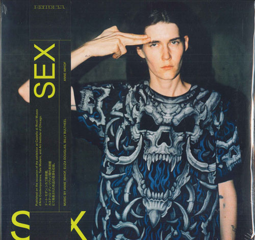 ・アーティスト Anne Imhof , Eliza Douglas (2) , Billy Bultheel ・タイトル SEX ・レーベル・型番 Pan PAN116LP2021 ・フォーマット LP ・コンディション(盤) 新品 (M) ・コンディション(ジャケット) ・コンディション(帯) オビなし ・特記事項 サンプル画像です。実際の商品の画像ではありません 商品写真はバーコード/カタログ番号に対応したサンプル画像ですので、お送りする商品の画像ではありません。帯やライナーなどの付属品は、特記事項に記載されている場合のみ含まれます。プロモやカラーレコードなどの仕様についても、該当する場合のみ特記事項に記載しています。 【ご購入前に必ずご確認ください】 ・本店サイト(www.recordcity.jp)とは価格、送料が違います ・本店サイト、その他支店のオーダーとは同梱発送できません ・注文確定後に別の注文を頂いた場合、注文同士の同梱は致しかねます。 ・別倉庫から発送しているため、店頭受け渡しは対応しておりません ・一部商品は他の通販サイトでも販売しているため、ご注文のタイミングによっては商品のご用意ができない場合がございます。 ・土日祝日はお休みです 金曜・祝前日9時以降のご連絡またはご入金は、返答または発送が週明け・祝日明けに順次対応となります。 ・ご購入後のキャンセル不可 ご購入後のキャンセルはいかなる理由においてもお受けできません。ご了承の上、ご購入くださいませ。 ・日本郵便(ゆうパック/ゆうメール)によるお届けになります。 ・中古品であることをご理解ください 当ストアでは中古商品を主に販売しております。中古品であることをご理解の上ご購入ください。また、一部商品はRecordCityオンラインストアで試聴可能です。 ・返品について お客様のご都合による返品は一切承っておりません。 表記の内容と実際の商品に相違がある場合、また針飛び等で返品・返金をご希望される場合は、商品の到着後1週間以内にご連絡ください。商品の返送をこちらで確認後、キャンセル・返金を行います。 コンディションVG以下の商品は返品できません。プレイに影響のない表面のこすれ傷、プレス起因のノイズ盤は返品の対象外です。 【コンディション表記】 ・ほぼ新品(M-)(Like New) 完全な新品。未使用。当店ではほぼ使用しません ・非常に良い(EX)(Excellent) 中古盤として美品な状態。わずかな経年を感じるものの傷みを感じさせない、当店基準で最高の状態 ・良い(VG+)(Very Good Plus) 丁寧に扱われた中古品で、軽い使用感がみられる。 ・可(VG)(Acceptable) 使い込まれた中古品で、「良い」よりもさらに使用感がみられる。 ・悪い(VG-)(Bad) 状態が悪いアイテム。使用の保障はなく、再生不可、針飛び、目立つノイズがあるかもしれない。状態によるクレーム不可。返品不可。 ・非常に悪い(G)(Very Bad) 「悪い」よりさらに状態が悪いアイテム。使用の保障はなく、再生不可、針飛び、目立つノイズがあるかもしれない。状態によるクレーム不可。返品不可。 ・ジャンク(Fair)(Junk/Fair) 割れている、反っている、水ダメージがある、カビ、ジャケットが分離している、ひどい書き込み、ひどい擦れなど最低の状態。使用の保障はなく、再生不可、針飛び、目立つノイズがあるかもしれない。状態によるクレーム不可。返品不可。 ・ジャンク(Poor)(Junk/Poor) 割れている、反っている、水ダメージがある、カビ、ジャケットが分離している、ひどい書き込み、ひどい擦れなど最低の状態。使用の保障はなく、再生不可、針飛び、目立つノイズがあるかもしれない。状態によるクレーム不可。返品不可。