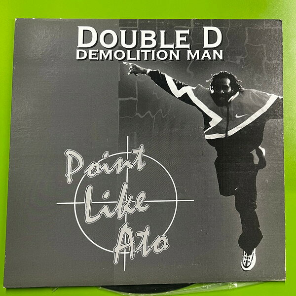 ・アーティスト Double D (24) ・タイトル Point Like Ato ・レーベル・型番 Jamaican Me Crazy JMC1137 ・フォーマット 12インチレコード ・コンディション(盤) 良い (VG+) ・コンディション(ジャケット) プレインカバー（元ジャケット／カバー無し） ・コンディション(帯) オビなし ・特記事項 サンプル画像です。実際の商品の画像ではありません 商品写真はバーコード/カタログ番号に対応したサンプル画像ですので、お送りする商品の画像ではありません。帯やライナーなどの付属品は、特記事項に記載されている場合のみ含まれます。プロモやカラーレコードなどの仕様についても、該当する場合のみ特記事項に記載しています。 【ご購入前に必ずご確認ください】 ・本店サイト(www.recordcity.jp)とは価格、送料が違います ・本店サイト、その他支店のオーダーとは同梱発送できません ・注文確定後に別の注文を頂いた場合、注文同士の同梱は致しかねます。 ・別倉庫から発送しているため、店頭受け渡しは対応しておりません ・一部商品は他の通販サイトでも販売しているため、ご注文のタイミングによっては商品のご用意ができない場合がございます。 ・土日祝日はお休みです 金曜・祝前日9時以降のご連絡またはご入金は、返答または発送が週明け・祝日明けに順次対応となります。 ・ご購入後のキャンセル不可 ご購入後のキャンセルはいかなる理由においてもお受けできません。ご了承の上、ご購入くださいませ。 ・日本郵便(ゆうパック/ゆうメール)によるお届けになります。 ・中古品であることをご理解ください 当ストアでは中古商品を主に販売しております。中古品であることをご理解の上ご購入ください。また、一部商品はRecordCityオンラインストアで試聴可能です。 ・返品について お客様のご都合による返品は一切承っておりません。 表記の内容と実際の商品に相違がある場合、また針飛び等で返品・返金をご希望される場合は、商品の到着後1週間以内にご連絡ください。商品の返送をこちらで確認後、キャンセル・返金を行います。 コンディションVG以下の商品は返品できません。プレイに影響のない表面のこすれ傷、プレス起因のノイズ盤は返品の対象外です。 【コンディション表記】 ・ほぼ新品(M-)(Like New) 完全な新品。未使用。当店ではほぼ使用しません ・非常に良い(EX)(Excellent) 中古盤として美品な状態。わずかな経年を感じるものの傷みを感じさせない、当店基準で最高の状態 ・良い(VG+)(Very Good Plus) 丁寧に扱われた中古品で、軽い使用感がみられる。 ・可(VG)(Acceptable) 使い込まれた中古品で、「良い」よりもさらに使用感がみられる。 ・悪い(VG-)(Bad) 状態が悪いアイテム。使用の保障はなく、再生不可、針飛び、目立つノイズがあるかもしれない。状態によるクレーム不可。返品不可。 ・非常に悪い(G)(Very Bad) 「悪い」よりさらに状態が悪いアイテム。使用の保障はなく、再生不可、針飛び、目立つノイズがあるかもしれない。状態によるクレーム不可。返品不可。 ・ジャンク(Fair)(Junk/Fair) 割れている、反っている、水ダメージがある、カビ、ジャケットが分離している、ひどい書き込み、ひどい擦れなど最低の状態。使用の保障はなく、再生不可、針飛び、目立つノイズがあるかもしれない。状態によるクレーム不可。返品不可。 ・ジャンク(Poor)(Junk/Poor) 割れている、反っている、水ダメージがある、カビ、ジャケットが分離している、ひどい書き込み、ひどい擦れなど最低の状態。使用の保障はなく、再生不可、針飛び、目立つノイズがあるかもしれない。状態によるクレーム不可。返品不可。