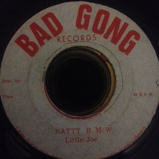 ・アーティスト Little Joe ・タイトル Natty B.M.W ・レーベル・型番 Bad Gong Records NONE ・フォーマット 7インチレコード ・コンディション(盤) 良い (VG+) ・コンディション(ジャケット) ・コンディション(帯) オビなし ・特記事項 【盤に短いヘアライン】【レーベルに染み】 サンプル画像です。実際の商品の画像ではありません 商品写真はバーコード/カタログ番号に対応したサンプル画像ですので、お送りする商品の画像ではありません。帯やライナーなどの付属品は、特記事項に記載されている場合のみ含まれます。プロモやカラーレコードなどの仕様についても、該当する場合のみ特記事項に記載しています。 【ご購入前に必ずご確認ください】 ・本店サイト(www.recordcity.jp)とは価格、送料が違います ・本店サイト、その他支店のオーダーとは同梱発送できません ・注文確定後に別の注文を頂いた場合、注文同士の同梱は致しかねます。 ・別倉庫から発送しているため、店頭受け渡しは対応しておりません ・一部商品は他の通販サイトでも販売しているため、ご注文のタイミングによっては商品のご用意ができない場合がございます。 ・土日祝日はお休みです 金曜・祝前日9時以降のご連絡またはご入金は、返答または発送が週明け・祝日明けに順次対応となります。 ・ご購入後のキャンセル不可 ご購入後のキャンセルはいかなる理由においてもお受けできません。ご了承の上、ご購入くださいませ。 ・日本郵便(ゆうパック/ゆうメール)によるお届けになります。 ・中古品であることをご理解ください 当ストアでは中古商品を主に販売しております。中古品であることをご理解の上ご購入ください。また、一部商品はRecordCityオンラインストアで試聴可能です。 ・返品について お客様のご都合による返品は一切承っておりません。 表記の内容と実際の商品に相違がある場合、また針飛び等で返品・返金をご希望される場合は、商品の到着後1週間以内にご連絡ください。商品の返送をこちらで確認後、キャンセル・返金を行います。 コンディションVG以下の商品は返品できません。プレイに影響のない表面のこすれ傷、プレス起因のノイズ盤は返品の対象外です。 【コンディション表記】 ・ほぼ新品(M-)(Like New) 完全な新品。未使用。当店ではほぼ使用しません ・非常に良い(EX)(Excellent) 中古盤として美品な状態。わずかな経年を感じるものの傷みを感じさせない、当店基準で最高の状態 ・良い(VG+)(Very Good Plus) 丁寧に扱われた中古品で、軽い使用感がみられる。 ・可(VG)(Acceptable) 使い込まれた中古品で、「良い」よりもさらに使用感がみられる。 ・悪い(VG-)(Bad) 状態が悪いアイテム。使用の保障はなく、再生不可、針飛び、目立つノイズがあるかもしれない。状態によるクレーム不可。返品不可。 ・非常に悪い(G)(Very Bad) 「悪い」よりさらに状態が悪いアイテム。使用の保障はなく、再生不可、針飛び、目立つノイズがあるかもしれない。状態によるクレーム不可。返品不可。 ・ジャンク(Fair)(Junk/Fair) 割れている、反っている、水ダメージがある、カビ、ジャケットが分離している、ひどい書き込み、ひどい擦れなど最低の状態。使用の保障はなく、再生不可、針飛び、目立つノイズがあるかもしれない。状態によるクレーム不可。返品不可。 ・ジャンク(Poor)(Junk/Poor) 割れている、反っている、水ダメージがある、カビ、ジャケットが分離している、ひどい書き込み、ひどい擦れなど最低の状態。使用の保障はなく、再生不可、針飛び、目立つノイズがあるかもしれない。状態によるクレーム不可。返品不可。