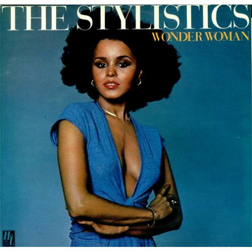 ・アーティスト Stylistics ・タイトル Wonder Woman ・レーベル・型番 H & L Records 9109016 ・フォーマット LPレコード ・コンディション(盤) 良い (VG+) ・コンディション(ジャケット) 良い (VG+) ・コンディション(帯) オビなし ・特記事項 【盤に薄い跡】 サンプル画像です。実際の商品の画像ではありません 商品写真はバーコード/カタログ番号に対応したサンプル画像ですので、お送りする商品の画像ではありません。帯やライナーなどの付属品は、特記事項に記載されている場合のみ含まれます。プロモやカラーレコードなどの仕様についても、該当する場合のみ特記事項に記載しています。 【ご購入前に必ずご確認ください】 ・本店サイト(www.recordcity.jp)とは価格、送料が違います ・本店サイト、その他支店のオーダーとは同梱発送できません ・注文確定後に別の注文を頂いた場合、注文同士の同梱は致しかねます。 ・別倉庫から発送しているため、店頭受け渡しは対応しておりません ・一部商品は他の通販サイトでも販売しているため、ご注文のタイミングによっては商品のご用意ができない場合がございます。 ・土日祝日はお休みです 金曜・祝前日9時以降のご連絡またはご入金は、返答または発送が週明け・祝日明けに順次対応となります。 ・ご購入後のキャンセル不可 ご購入後のキャンセルはいかなる理由においてもお受けできません。ご了承の上、ご購入くださいませ。 ・日本郵便(ゆうパック/ゆうメール)によるお届けになります。 ・中古品であることをご理解ください 当ストアでは中古商品を主に販売しております。中古品であることをご理解の上ご購入ください。また、一部商品はRecordCityオンラインストアで試聴可能です。 ・返品について お客様のご都合による返品は一切承っておりません。 表記の内容と実際の商品に相違がある場合、また針飛び等で返品・返金をご希望される場合は、商品の到着後1週間以内にご連絡ください。商品の返送をこちらで確認後、キャンセル・返金を行います。 コンディションVG以下の商品は返品できません。プレイに影響のない表面のこすれ傷、プレス起因のノイズ盤は返品の対象外です。 【コンディション表記】 ・ほぼ新品(M-)(Like New) 完全な新品。未使用。当店ではほぼ使用しません ・非常に良い(EX)(Excellent) 中古盤として美品な状態。わずかな経年を感じるものの傷みを感じさせない、当店基準で最高の状態 ・良い(VG+)(Very Good Plus) 丁寧に扱われた中古品で、軽い使用感がみられる。 ・可(VG)(Acceptable) 使い込まれた中古品で、「良い」よりもさらに使用感がみられる。 ・悪い(VG-)(Bad) 状態が悪いアイテム。使用の保障はなく、再生不可、針飛び、目立つノイズがあるかもしれない。状態によるクレーム不可。返品不可。 ・非常に悪い(G)(Very Bad) 「悪い」よりさらに状態が悪いアイテム。使用の保障はなく、再生不可、針飛び、目立つノイズがあるかもしれない。状態によるクレーム不可。返品不可。 ・ジャンク(Fair)(Junk/Fair) 割れている、反っている、水ダメージがある、カビ、ジャケットが分離している、ひどい書き込み、ひどい擦れなど最低の状態。使用の保障はなく、再生不可、針飛び、目立つノイズがあるかもしれない。状態によるクレーム不可。返品不可。 ・ジャンク(Poor)(Junk/Poor) 割れている、反っている、水ダメージがある、カビ、ジャケットが分離している、ひどい書き込み、ひどい擦れなど最低の状態。使用の保障はなく、再生不可、針飛び、目立つノイズがあるかもしれない。状態によるクレーム不可。返品不可。