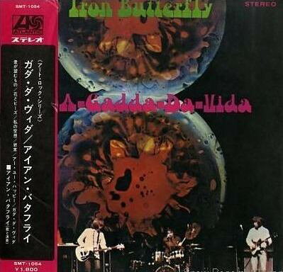 ・アーティスト Iron Butterfly ・タイトル In-a-gadda-da-vida ・レーベル・型番 ATLANTIC SMT1054 ・フォーマット LPレコード ・コンディション(盤) 良い (VG+) ・コンディション(ジャケット) 可 (VG) ・コンディション(帯) 悪い (VG-) ・特記事項 【オビに目立った破れ】【カバーに目立つ染み】【OBI Has Stuck To The Sleeve】 サンプル画像です。実際の商品の画像ではありません 商品写真はバーコード/カタログ番号に対応したサンプル画像ですので、お送りする商品の画像ではありません。帯やライナーなどの付属品は、特記事項に記載されている場合のみ含まれます。プロモやカラーレコードなどの仕様についても、該当する場合のみ特記事項に記載しています。 【ご購入前に必ずご確認ください】 ・本店サイト(www.recordcity.jp)とは価格、送料が違います ・本店サイト、その他支店のオーダーとは同梱発送できません ・注文確定後に別の注文を頂いた場合、注文同士の同梱は致しかねます。 ・別倉庫から発送しているため、店頭受け渡しは対応しておりません ・一部商品は他の通販サイトでも販売しているため、ご注文のタイミングによっては商品のご用意ができない場合がございます。 ・土日祝日はお休みです 金曜・祝前日9時以降のご連絡またはご入金は、返答または発送が週明け・祝日明けに順次対応となります。 ・ご購入後のキャンセル不可 ご購入後のキャンセルはいかなる理由においてもお受けできません。ご了承の上、ご購入くださいませ。 ・日本郵便(ゆうパック/ゆうメール)によるお届けになります。 ・中古品であることをご理解ください 当ストアでは中古商品を主に販売しております。中古品であることをご理解の上ご購入ください。また、一部商品はRecordCityオンラインストアで試聴可能です。 ・返品について お客様のご都合による返品は一切承っておりません。 表記の内容と実際の商品に相違がある場合、また針飛び等で返品・返金をご希望される場合は、商品の到着後1週間以内にご連絡ください。商品の返送をこちらで確認後、キャンセル・返金を行います。 コンディションVG以下の商品は返品できません。プレイに影響のない表面のこすれ傷、プレス起因のノイズ盤は返品の対象外です。 【コンディション表記】 ・ほぼ新品(M-)(Like New) 完全な新品。未使用。当店ではほぼ使用しません ・非常に良い(EX)(Excellent) 中古盤として美品な状態。わずかな経年を感じるものの傷みを感じさせない、当店基準で最高の状態 ・良い(VG+)(Very Good Plus) 丁寧に扱われた中古品で、軽い使用感がみられる。 ・可(VG)(Acceptable) 使い込まれた中古品で、「良い」よりもさらに使用感がみられる。 ・悪い(VG-)(Bad) 状態が悪いアイテム。使用の保障はなく、再生不可、針飛び、目立つノイズがあるかもしれない。状態によるクレーム不可。返品不可。 ・非常に悪い(G)(Very Bad) 「悪い」よりさらに状態が悪いアイテム。使用の保障はなく、再生不可、針飛び、目立つノイズがあるかもしれない。状態によるクレーム不可。返品不可。 ・ジャンク(Fair)(Junk/Fair) 割れている、反っている、水ダメージがある、カビ、ジャケットが分離している、ひどい書き込み、ひどい擦れなど最低の状態。使用の保障はなく、再生不可、針飛び、目立つノイズがあるかもしれない。状態によるクレーム不可。返品不可。 ・ジャンク(Poor)(Junk/Poor) 割れている、反っている、水ダメージがある、カビ、ジャケットが分離している、ひどい書き込み、ひどい擦れなど最低の状態。使用の保障はなく、再生不可、針飛び、目立つノイズがあるかもしれない。状態によるクレーム不可。返品不可。