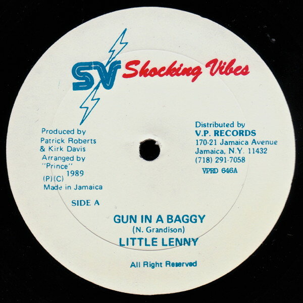 ・アーティスト Little Lenny ・タイトル Gun In A Baggy ・レーベル・型番 Shocking Vibes VPRD646 ・フォーマット LPレコード ・コンディション(盤) 良い (VG+) ・コンディション(ジャケット) プレインカバー（元ジャケット／カバー無し） ・コンディション(帯) オビなし ・特記事項 サンプル画像です。実際の商品の画像ではありません 商品写真はバーコード/カタログ番号に対応したサンプル画像ですので、お送りする商品の画像ではありません。帯やライナーなどの付属品は、特記事項に記載されている場合のみ含まれます。プロモやカラーレコードなどの仕様についても、該当する場合のみ特記事項に記載しています。 【ご購入前に必ずご確認ください】 ・本店サイト(www.recordcity.jp)とは価格、送料が違います ・本店サイト、その他支店のオーダーとは同梱発送できません ・注文確定後に別の注文を頂いた場合、注文同士の同梱は致しかねます。 ・別倉庫から発送しているため、店頭受け渡しは対応しておりません ・一部商品は他の通販サイトでも販売しているため、ご注文のタイミングによっては商品のご用意ができない場合がございます。 ・土日祝日はお休みです 金曜・祝前日9時以降のご連絡またはご入金は、返答または発送が週明け・祝日明けに順次対応となります。 ・ご購入後のキャンセル不可 ご購入後のキャンセルはいかなる理由においてもお受けできません。ご了承の上、ご購入くださいませ。 ・日本郵便(ゆうパック/ゆうメール)によるお届けになります。 ・中古品であることをご理解ください 当ストアでは中古商品を主に販売しております。中古品であることをご理解の上ご購入ください。また、一部商品はRecordCityオンラインストアで試聴可能です。 ・返品について お客様のご都合による返品は一切承っておりません。 表記の内容と実際の商品に相違がある場合、また針飛び等で返品・返金をご希望される場合は、商品の到着後1週間以内にご連絡ください。商品の返送をこちらで確認後、キャンセル・返金を行います。 コンディションVG以下の商品は返品できません。プレイに影響のない表面のこすれ傷、プレス起因のノイズ盤は返品の対象外です。 【コンディション表記】 ・ほぼ新品(M-)(Like New) 完全な新品。未使用。当店ではほぼ使用しません ・非常に良い(EX)(Excellent) 中古盤として美品な状態。わずかな経年を感じるものの傷みを感じさせない、当店基準で最高の状態 ・良い(VG+)(Very Good Plus) 丁寧に扱われた中古品で、軽い使用感がみられる。 ・可(VG)(Acceptable) 使い込まれた中古品で、「良い」よりもさらに使用感がみられる。 ・悪い(VG-)(Bad) 状態が悪いアイテム。使用の保障はなく、再生不可、針飛び、目立つノイズがあるかもしれない。状態によるクレーム不可。返品不可。 ・非常に悪い(G)(Very Bad) 「悪い」よりさらに状態が悪いアイテム。使用の保障はなく、再生不可、針飛び、目立つノイズがあるかもしれない。状態によるクレーム不可。返品不可。 ・ジャンク(Fair)(Junk/Fair) 割れている、反っている、水ダメージがある、カビ、ジャケットが分離している、ひどい書き込み、ひどい擦れなど最低の状態。使用の保障はなく、再生不可、針飛び、目立つノイズがあるかもしれない。状態によるクレーム不可。返品不可。 ・ジャンク(Poor)(Junk/Poor) 割れている、反っている、水ダメージがある、カビ、ジャケットが分離している、ひどい書き込み、ひどい擦れなど最低の状態。使用の保障はなく、再生不可、針飛び、目立つノイズがあるかもしれない。状態によるクレーム不可。返品不可。