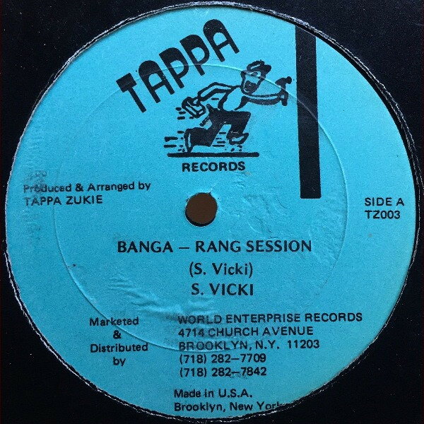 ・アーティスト S. Vicki ・タイトル Banga-Rang Session / Racial Discrimination / Version ・レーベル・型番 Tappa Records TZ003 ・フォーマット LPレコード ・コンディション(盤) 良い (VG+) ・コンディション(ジャケット) プレインカバー（元ジャケット／カバー無し） ・コンディション(帯) オビなし ・特記事項 サンプル画像です。実際の商品の画像ではありません 商品写真はバーコード/カタログ番号に対応したサンプル画像ですので、お送りする商品の画像ではありません。帯やライナーなどの付属品は、特記事項に記載されている場合のみ含まれます。プロモやカラーレコードなどの仕様についても、該当する場合のみ特記事項に記載しています。 【ご購入前に必ずご確認ください】 ・本店サイト(www.recordcity.jp)とは価格、送料が違います ・本店サイト、その他支店のオーダーとは同梱発送できません ・注文確定後に別の注文を頂いた場合、注文同士の同梱は致しかねます。 ・別倉庫から発送しているため、店頭受け渡しは対応しておりません ・一部商品は他の通販サイトでも販売しているため、ご注文のタイミングによっては商品のご用意ができない場合がございます。 ・土日祝日はお休みです 金曜・祝前日9時以降のご連絡またはご入金は、返答または発送が週明け・祝日明けに順次対応となります。 ・ご購入後のキャンセル不可 ご購入後のキャンセルはいかなる理由においてもお受けできません。ご了承の上、ご購入くださいませ。 ・日本郵便(ゆうパック/ゆうメール)によるお届けになります。 ・中古品であることをご理解ください 当ストアでは中古商品を主に販売しております。中古品であることをご理解の上ご購入ください。また、一部商品はRecordCityオンラインストアで試聴可能です。 ・返品について お客様のご都合による返品は一切承っておりません。 表記の内容と実際の商品に相違がある場合、また針飛び等で返品・返金をご希望される場合は、商品の到着後1週間以内にご連絡ください。商品の返送をこちらで確認後、キャンセル・返金を行います。 コンディションVG以下の商品は返品できません。プレイに影響のない表面のこすれ傷、プレス起因のノイズ盤は返品の対象外です。 【コンディション表記】 ・ほぼ新品(M-)(Like New) 完全な新品。未使用。当店ではほぼ使用しません ・非常に良い(EX)(Excellent) 中古盤として美品な状態。わずかな経年を感じるものの傷みを感じさせない、当店基準で最高の状態 ・良い(VG+)(Very Good Plus) 丁寧に扱われた中古品で、軽い使用感がみられる。 ・可(VG)(Acceptable) 使い込まれた中古品で、「良い」よりもさらに使用感がみられる。 ・悪い(VG-)(Bad) 状態が悪いアイテム。使用の保障はなく、再生不可、針飛び、目立つノイズがあるかもしれない。状態によるクレーム不可。返品不可。 ・非常に悪い(G)(Very Bad) 「悪い」よりさらに状態が悪いアイテム。使用の保障はなく、再生不可、針飛び、目立つノイズがあるかもしれない。状態によるクレーム不可。返品不可。 ・ジャンク(Fair)(Junk/Fair) 割れている、反っている、水ダメージがある、カビ、ジャケットが分離している、ひどい書き込み、ひどい擦れなど最低の状態。使用の保障はなく、再生不可、針飛び、目立つノイズがあるかもしれない。状態によるクレーム不可。返品不可。 ・ジャンク(Poor)(Junk/Poor) 割れている、反っている、水ダメージがある、カビ、ジャケットが分離している、ひどい書き込み、ひどい擦れなど最低の状態。使用の保障はなく、再生不可、針飛び、目立つノイズがあるかもしれない。状態によるクレーム不可。返品不可。