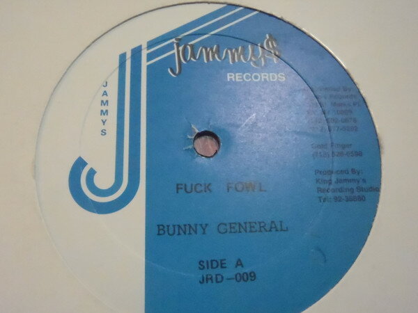 ・アーティスト Bunny General / Echo Minott ・タイトル Fuck Fowl / One Prom ・レーベル・型番 Jammy's Records JRD009 ・フォーマット LPレコード ・コンディション(盤) 可 (VG) ・コンディション(ジャケット) プレインカバー（元ジャケット／カバー無し） ・コンディション(帯) オビなし ・特記事項 【レーベルに書き込み】 サンプル画像です。実際の商品の画像ではありません 商品写真はバーコード/カタログ番号に対応したサンプル画像ですので、お送りする商品の画像ではありません。帯やライナーなどの付属品は、特記事項に記載されている場合のみ含まれます。プロモやカラーレコードなどの仕様についても、該当する場合のみ特記事項に記載しています。 【ご購入前に必ずご確認ください】 ・本店サイト(www.recordcity.jp)とは価格、送料が違います ・本店サイト、その他支店のオーダーとは同梱発送できません ・注文確定後に別の注文を頂いた場合、注文同士の同梱は致しかねます。 ・別倉庫から発送しているため、店頭受け渡しは対応しておりません ・一部商品は他の通販サイトでも販売しているため、ご注文のタイミングによっては商品のご用意ができない場合がございます。 ・土日祝日はお休みです 金曜・祝前日9時以降のご連絡またはご入金は、返答または発送が週明け・祝日明けに順次対応となります。 ・ご購入後のキャンセル不可 ご購入後のキャンセルはいかなる理由においてもお受けできません。ご了承の上、ご購入くださいませ。 ・日本郵便(ゆうパック/ゆうメール)によるお届けになります。 ・中古品であることをご理解ください 当ストアでは中古商品を主に販売しております。中古品であることをご理解の上ご購入ください。また、一部商品はRecordCityオンラインストアで試聴可能です。 ・返品について お客様のご都合による返品は一切承っておりません。 表記の内容と実際の商品に相違がある場合、また針飛び等で返品・返金をご希望される場合は、商品の到着後1週間以内にご連絡ください。商品の返送をこちらで確認後、キャンセル・返金を行います。 コンディションVG以下の商品は返品できません。プレイに影響のない表面のこすれ傷、プレス起因のノイズ盤は返品の対象外です。 【コンディション表記】 ・ほぼ新品(M-)(Like New) 完全な新品。未使用。当店ではほぼ使用しません ・非常に良い(EX)(Excellent) 中古盤として美品な状態。わずかな経年を感じるものの傷みを感じさせない、当店基準で最高の状態 ・良い(VG+)(Very Good Plus) 丁寧に扱われた中古品で、軽い使用感がみられる。 ・可(VG)(Acceptable) 使い込まれた中古品で、「良い」よりもさらに使用感がみられる。 ・悪い(VG-)(Bad) 状態が悪いアイテム。使用の保障はなく、再生不可、針飛び、目立つノイズがあるかもしれない。状態によるクレーム不可。返品不可。 ・非常に悪い(G)(Very Bad) 「悪い」よりさらに状態が悪いアイテム。使用の保障はなく、再生不可、針飛び、目立つノイズがあるかもしれない。状態によるクレーム不可。返品不可。 ・ジャンク(Fair)(Junk/Fair) 割れている、反っている、水ダメージがある、カビ、ジャケットが分離している、ひどい書き込み、ひどい擦れなど最低の状態。使用の保障はなく、再生不可、針飛び、目立つノイズがあるかもしれない。状態によるクレーム不可。返品不可。 ・ジャンク(Poor)(Junk/Poor) 割れている、反っている、水ダメージがある、カビ、ジャケットが分離している、ひどい書き込み、ひどい擦れなど最低の状態。使用の保障はなく、再生不可、針飛び、目立つノイズがあるかもしれない。状態によるクレーム不可。返品不可。