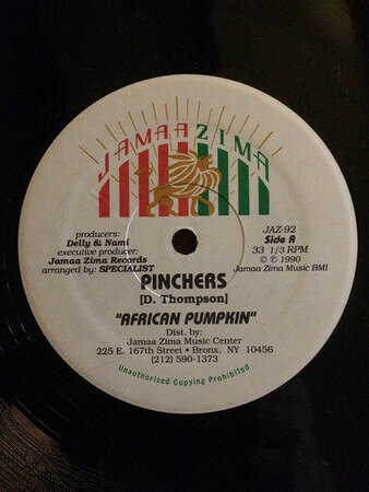 ・アーティスト Pinchers ・タイトル African Pumpkin ・レーベル・型番 Jamaazima JAZ92 ・フォーマット 12インチレコード ・コンディション(盤) 良い (VG+) ・コンディション(ジャケット) プレインカバー（元ジャケット／カバー無し） ・コンディション(帯) オビなし ・特記事項 サンプル画像です。実際の商品の画像ではありません 商品写真はバーコード/カタログ番号に対応したサンプル画像ですので、お送りする商品の画像ではありません。帯やライナーなどの付属品は、特記事項に記載されている場合のみ含まれます。プロモやカラーレコードなどの仕様についても、該当する場合のみ特記事項に記載しています。 【ご購入前に必ずご確認ください】 ・本店サイト(www.recordcity.jp)とは価格、送料が違います ・本店サイト、その他支店のオーダーとは同梱発送できません ・注文確定後に別の注文を頂いた場合、注文同士の同梱は致しかねます。 ・別倉庫から発送しているため、店頭受け渡しは対応しておりません ・一部商品は他の通販サイトでも販売しているため、ご注文のタイミングによっては商品のご用意ができない場合がございます。 ・土日祝日はお休みです 金曜・祝前日9時以降のご連絡またはご入金は、返答または発送が週明け・祝日明けに順次対応となります。 ・ご購入後のキャンセル不可 ご購入後のキャンセルはいかなる理由においてもお受けできません。ご了承の上、ご購入くださいませ。 ・日本郵便(ゆうパック/ゆうメール)によるお届けになります。 ・中古品であることをご理解ください 当ストアでは中古商品を主に販売しております。中古品であることをご理解の上ご購入ください。また、一部商品はRecordCityオンラインストアで試聴可能です。 ・返品について お客様のご都合による返品は一切承っておりません。 表記の内容と実際の商品に相違がある場合、また針飛び等で返品・返金をご希望される場合は、商品の到着後1週間以内にご連絡ください。商品の返送をこちらで確認後、キャンセル・返金を行います。 コンディションVG以下の商品は返品できません。プレイに影響のない表面のこすれ傷、プレス起因のノイズ盤は返品の対象外です。 【コンディション表記】 ・ほぼ新品(M-)(Like New) 完全な新品。未使用。当店ではほぼ使用しません ・非常に良い(EX)(Excellent) 中古盤として美品な状態。わずかな経年を感じるものの傷みを感じさせない、当店基準で最高の状態 ・良い(VG+)(Very Good Plus) 丁寧に扱われた中古品で、軽い使用感がみられる。 ・可(VG)(Acceptable) 使い込まれた中古品で、「良い」よりもさらに使用感がみられる。 ・悪い(VG-)(Bad) 状態が悪いアイテム。使用の保障はなく、再生不可、針飛び、目立つノイズがあるかもしれない。状態によるクレーム不可。返品不可。 ・非常に悪い(G)(Very Bad) 「悪い」よりさらに状態が悪いアイテム。使用の保障はなく、再生不可、針飛び、目立つノイズがあるかもしれない。状態によるクレーム不可。返品不可。 ・ジャンク(Fair)(Junk/Fair) 割れている、反っている、水ダメージがある、カビ、ジャケットが分離している、ひどい書き込み、ひどい擦れなど最低の状態。使用の保障はなく、再生不可、針飛び、目立つノイズがあるかもしれない。状態によるクレーム不可。返品不可。 ・ジャンク(Poor)(Junk/Poor) 割れている、反っている、水ダメージがある、カビ、ジャケットが分離している、ひどい書き込み、ひどい擦れなど最低の状態。使用の保障はなく、再生不可、針飛び、目立つノイズがあるかもしれない。状態によるクレーム不可。返品不可。