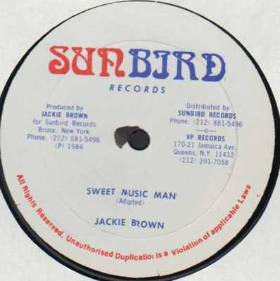 ・アーティスト Jackie Brown ・タイトル Sweet Music Man ・レーベル・型番 Sunbird JB0035 ・フォーマット 12インチレコード ・コンディション(盤) 良い (VG+) ・コンディション(ジャケット) ・コンディション(帯) オビなし ・特記事項 【盤に薄い跡】【EX-/SEW】 サンプル画像です。実際の商品の画像ではありません 商品写真はバーコード/カタログ番号に対応したサンプル画像ですので、お送りする商品の画像ではありません。帯やライナーなどの付属品は、特記事項に記載されている場合のみ含まれます。プロモやカラーレコードなどの仕様についても、該当する場合のみ特記事項に記載しています。 【ご購入前に必ずご確認ください】 ・本店サイト(www.recordcity.jp)とは価格、送料が違います ・本店サイト、その他支店のオーダーとは同梱発送できません ・注文確定後に別の注文を頂いた場合、注文同士の同梱は致しかねます。 ・別倉庫から発送しているため、店頭受け渡しは対応しておりません ・一部商品は他の通販サイトでも販売しているため、ご注文のタイミングによっては商品のご用意ができない場合がございます。 ・土日祝日はお休みです 金曜・祝前日9時以降のご連絡またはご入金は、返答または発送が週明け・祝日明けに順次対応となります。 ・ご購入後のキャンセル不可 ご購入後のキャンセルはいかなる理由においてもお受けできません。ご了承の上、ご購入くださいませ。 ・日本郵便(ゆうパック/ゆうメール)によるお届けになります。 ・中古品であることをご理解ください 当ストアでは中古商品を主に販売しております。中古品であることをご理解の上ご購入ください。また、一部商品はRecordCityオンラインストアで試聴可能です。 ・返品について お客様のご都合による返品は一切承っておりません。 表記の内容と実際の商品に相違がある場合、また針飛び等で返品・返金をご希望される場合は、商品の到着後1週間以内にご連絡ください。商品の返送をこちらで確認後、キャンセル・返金を行います。 コンディションVG以下の商品は返品できません。プレイに影響のない表面のこすれ傷、プレス起因のノイズ盤は返品の対象外です。 【コンディション表記】 ・ほぼ新品(M-)(Like New) 完全な新品。未使用。当店ではほぼ使用しません ・非常に良い(EX)(Excellent) 中古盤として美品な状態。わずかな経年を感じるものの傷みを感じさせない、当店基準で最高の状態 ・良い(VG+)(Very Good Plus) 丁寧に扱われた中古品で、軽い使用感がみられる。 ・可(VG)(Acceptable) 使い込まれた中古品で、「良い」よりもさらに使用感がみられる。 ・悪い(VG-)(Bad) 状態が悪いアイテム。使用の保障はなく、再生不可、針飛び、目立つノイズがあるかもしれない。状態によるクレーム不可。返品不可。 ・非常に悪い(G)(Very Bad) 「悪い」よりさらに状態が悪いアイテム。使用の保障はなく、再生不可、針飛び、目立つノイズがあるかもしれない。状態によるクレーム不可。返品不可。 ・ジャンク(Fair)(Junk/Fair) 割れている、反っている、水ダメージがある、カビ、ジャケットが分離している、ひどい書き込み、ひどい擦れなど最低の状態。使用の保障はなく、再生不可、針飛び、目立つノイズがあるかもしれない。状態によるクレーム不可。返品不可。 ・ジャンク(Poor)(Junk/Poor) 割れている、反っている、水ダメージがある、カビ、ジャケットが分離している、ひどい書き込み、ひどい擦れなど最低の状態。使用の保障はなく、再生不可、針飛び、目立つノイズがあるかもしれない。状態によるクレーム不可。返品不可。