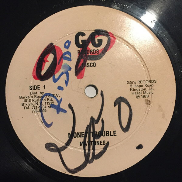 ・アーティスト Maytones & G.G. Allstars ・タイトル Money Trouble / Dub Part Two ・レーベル・型番 GG's Records NONE ・フォーマット 12インチレコード ・コンディション(盤) 可 (VG) ・コンディション(ジャケット) ・コンディション(帯) オビなし ・特記事項 【レーベルに書き込み】【盤にヘアライン】【盤に薄い跡】【VG+/SLD】 サンプル画像です。実際の商品の画像ではありません 商品写真はバーコード/カタログ番号に対応したサンプル画像ですので、お送りする商品の画像ではありません。帯やライナーなどの付属品は、特記事項に記載されている場合のみ含まれます。プロモやカラーレコードなどの仕様についても、該当する場合のみ特記事項に記載しています。 【ご購入前に必ずご確認ください】 ・本店サイト(www.recordcity.jp)とは価格、送料が違います ・本店サイト、その他支店のオーダーとは同梱発送できません ・注文確定後に別の注文を頂いた場合、注文同士の同梱は致しかねます。 ・別倉庫から発送しているため、店頭受け渡しは対応しておりません ・一部商品は他の通販サイトでも販売しているため、ご注文のタイミングによっては商品のご用意ができない場合がございます。 ・土日祝日はお休みです 金曜・祝前日9時以降のご連絡またはご入金は、返答または発送が週明け・祝日明けに順次対応となります。 ・ご購入後のキャンセル不可 ご購入後のキャンセルはいかなる理由においてもお受けできません。ご了承の上、ご購入くださいませ。 ・日本郵便(ゆうパック/ゆうメール)によるお届けになります。 ・中古品であることをご理解ください 当ストアでは中古商品を主に販売しております。中古品であることをご理解の上ご購入ください。また、一部商品はRecordCityオンラインストアで試聴可能です。 ・返品について お客様のご都合による返品は一切承っておりません。 表記の内容と実際の商品に相違がある場合、また針飛び等で返品・返金をご希望される場合は、商品の到着後1週間以内にご連絡ください。商品の返送をこちらで確認後、キャンセル・返金を行います。 コンディションVG以下の商品は返品できません。プレイに影響のない表面のこすれ傷、プレス起因のノイズ盤は返品の対象外です。 【コンディション表記】 ・ほぼ新品(M-)(Like New) 完全な新品。未使用。当店ではほぼ使用しません ・非常に良い(EX)(Excellent) 中古盤として美品な状態。わずかな経年を感じるものの傷みを感じさせない、当店基準で最高の状態 ・良い(VG+)(Very Good Plus) 丁寧に扱われた中古品で、軽い使用感がみられる。 ・可(VG)(Acceptable) 使い込まれた中古品で、「良い」よりもさらに使用感がみられる。 ・悪い(VG-)(Bad) 状態が悪いアイテム。使用の保障はなく、再生不可、針飛び、目立つノイズがあるかもしれない。状態によるクレーム不可。返品不可。 ・非常に悪い(G)(Very Bad) 「悪い」よりさらに状態が悪いアイテム。使用の保障はなく、再生不可、針飛び、目立つノイズがあるかもしれない。状態によるクレーム不可。返品不可。 ・ジャンク(Fair)(Junk/Fair) 割れている、反っている、水ダメージがある、カビ、ジャケットが分離している、ひどい書き込み、ひどい擦れなど最低の状態。使用の保障はなく、再生不可、針飛び、目立つノイズがあるかもしれない。状態によるクレーム不可。返品不可。 ・ジャンク(Poor)(Junk/Poor) 割れている、反っている、水ダメージがある、カビ、ジャケットが分離している、ひどい書き込み、ひどい擦れなど最低の状態。使用の保障はなく、再生不可、針飛び、目立つノイズがあるかもしれない。状態によるクレーム不可。返品不可。