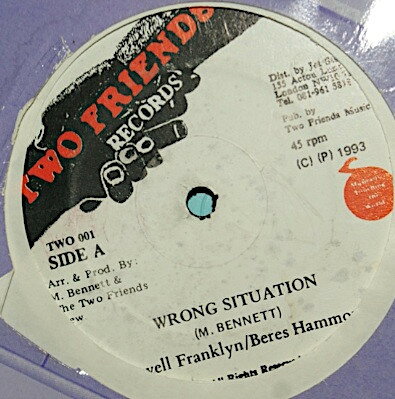 ・アーティスト Chevelle Franklyn / Beres Hammond ・タイトル Wrong Situation ・レーベル・型番 Two Friends Records TWO001 ・フォーマット 12インチレコード ・コンディション(盤) 良い (VG+) ・コンディション(ジャケット) ・コンディション(帯) オビなし ・特記事項 【レーベルに染み】【盤にヘアライン】【SEW】 サンプル画像です。実際の商品の画像ではありません 商品写真はバーコード/カタログ番号に対応したサンプル画像ですので、お送りする商品の画像ではありません。帯やライナーなどの付属品は、特記事項に記載されている場合のみ含まれます。プロモやカラーレコードなどの仕様についても、該当する場合のみ特記事項に記載しています。 【ご購入前に必ずご確認ください】 ・本店サイト(www.recordcity.jp)とは価格、送料が違います ・本店サイト、その他支店のオーダーとは同梱発送できません ・注文確定後に別の注文を頂いた場合、注文同士の同梱は致しかねます。 ・別倉庫から発送しているため、店頭受け渡しは対応しておりません ・一部商品は他の通販サイトでも販売しているため、ご注文のタイミングによっては商品のご用意ができない場合がございます。 ・土日祝日はお休みです 金曜・祝前日9時以降のご連絡またはご入金は、返答または発送が週明け・祝日明けに順次対応となります。 ・ご購入後のキャンセル不可 ご購入後のキャンセルはいかなる理由においてもお受けできません。ご了承の上、ご購入くださいませ。 ・日本郵便(ゆうパック/ゆうメール)によるお届けになります。 ・中古品であることをご理解ください 当ストアでは中古商品を主に販売しております。中古品であることをご理解の上ご購入ください。また、一部商品はRecordCityオンラインストアで試聴可能です。 ・返品について お客様のご都合による返品は一切承っておりません。 表記の内容と実際の商品に相違がある場合、また針飛び等で返品・返金をご希望される場合は、商品の到着後1週間以内にご連絡ください。商品の返送をこちらで確認後、キャンセル・返金を行います。 コンディションVG以下の商品は返品できません。プレイに影響のない表面のこすれ傷、プレス起因のノイズ盤は返品の対象外です。 【コンディション表記】 ・ほぼ新品(M-)(Like New) 完全な新品。未使用。当店ではほぼ使用しません ・非常に良い(EX)(Excellent) 中古盤として美品な状態。わずかな経年を感じるものの傷みを感じさせない、当店基準で最高の状態 ・良い(VG+)(Very Good Plus) 丁寧に扱われた中古品で、軽い使用感がみられる。 ・可(VG)(Acceptable) 使い込まれた中古品で、「良い」よりもさらに使用感がみられる。 ・悪い(VG-)(Bad) 状態が悪いアイテム。使用の保障はなく、再生不可、針飛び、目立つノイズがあるかもしれない。状態によるクレーム不可。返品不可。 ・非常に悪い(G)(Very Bad) 「悪い」よりさらに状態が悪いアイテム。使用の保障はなく、再生不可、針飛び、目立つノイズがあるかもしれない。状態によるクレーム不可。返品不可。 ・ジャンク(Fair)(Junk/Fair) 割れている、反っている、水ダメージがある、カビ、ジャケットが分離している、ひどい書き込み、ひどい擦れなど最低の状態。使用の保障はなく、再生不可、針飛び、目立つノイズがあるかもしれない。状態によるクレーム不可。返品不可。 ・ジャンク(Poor)(Junk/Poor) 割れている、反っている、水ダメージがある、カビ、ジャケットが分離している、ひどい書き込み、ひどい擦れなど最低の状態。使用の保障はなく、再生不可、針飛び、目立つノイズがあるかもしれない。状態によるクレーム不可。返品不可。